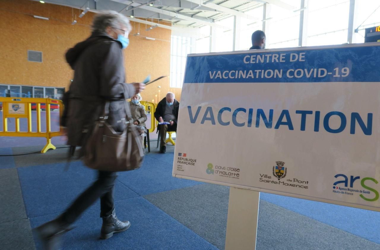 <b></b> Installé depuis le début du mois de mars dans le gymnase de la Salamandre, le centre de vaccination de Pont-Sainte-Maxence accueille entre 60 et 70 personnes par jour.