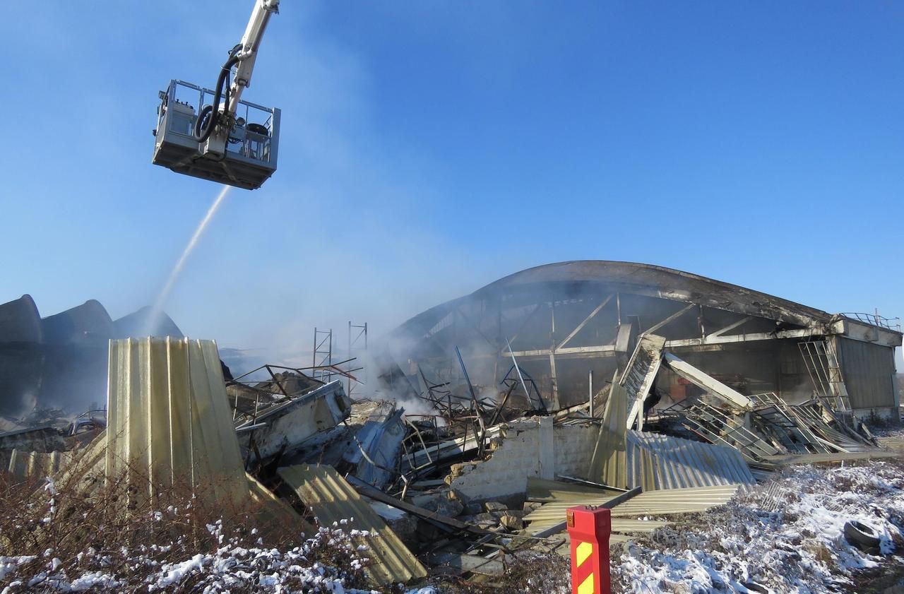 <b></b> Dammarie-les-Lys, jeudi midi. Une quarantaine de sapeurs-pompiers étaient encore à pied d’œuvre sur cet incendie qui a entraîné l’effondrement d’une halle de 8 700 m2 à Dammarie-les-Lys.