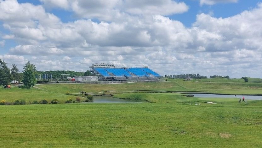 Golf national de Saint-Quentin-en-Yvelines, mai 2024. Cette tribune de 2500 places pourrait ne pas être pleine tous les jours lors des épreuves de golf. De nombreuses places sont en effet toujours en vente. LP/Stéphane Corby