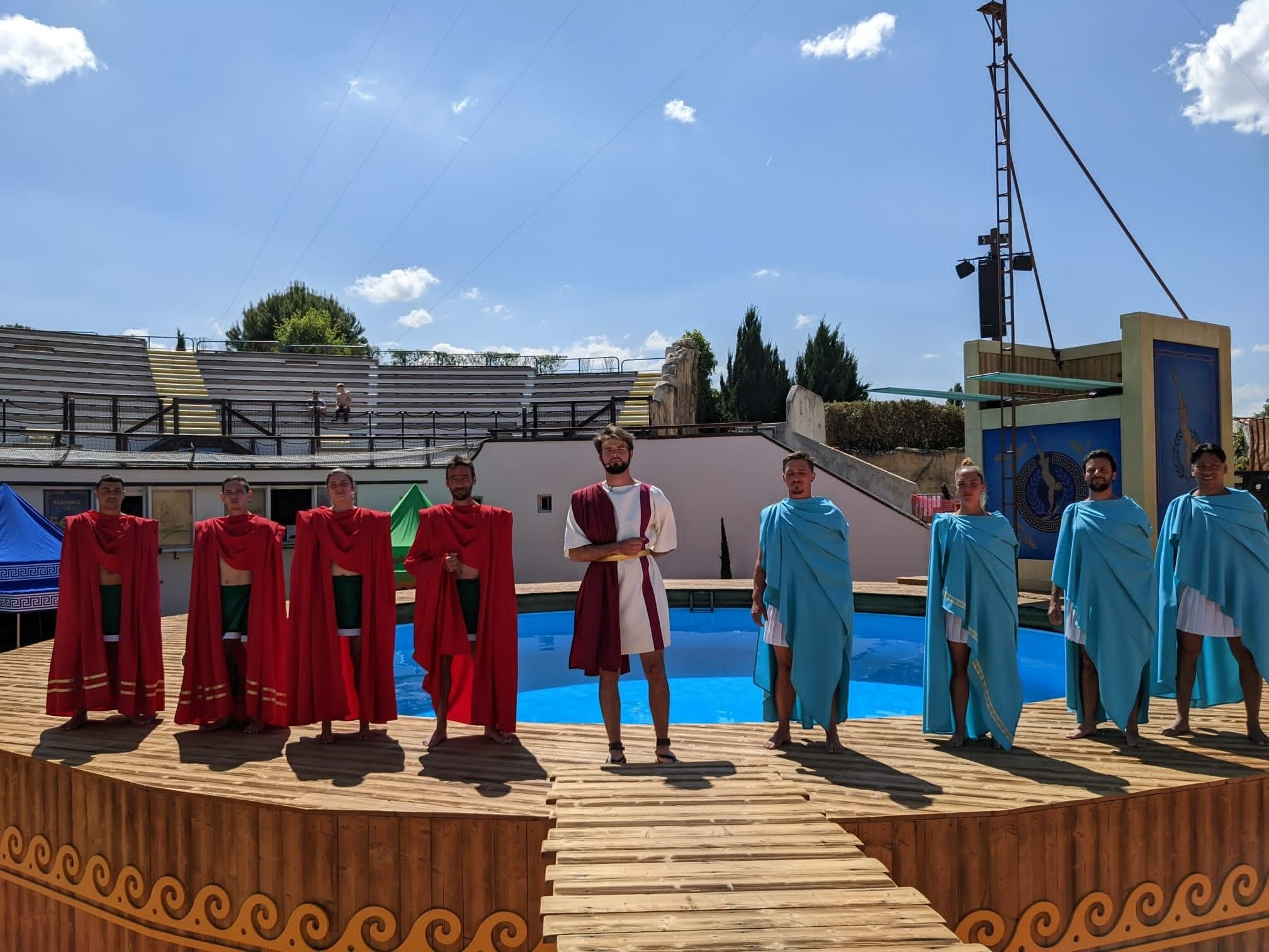 Plailly (Oise). Grecs et Romains vont s'affronter lors d'un duel de plongeons dans le bassin du théâtre de Poséidon où sautaient les dauphins du parc jusqu'en 2021. DR