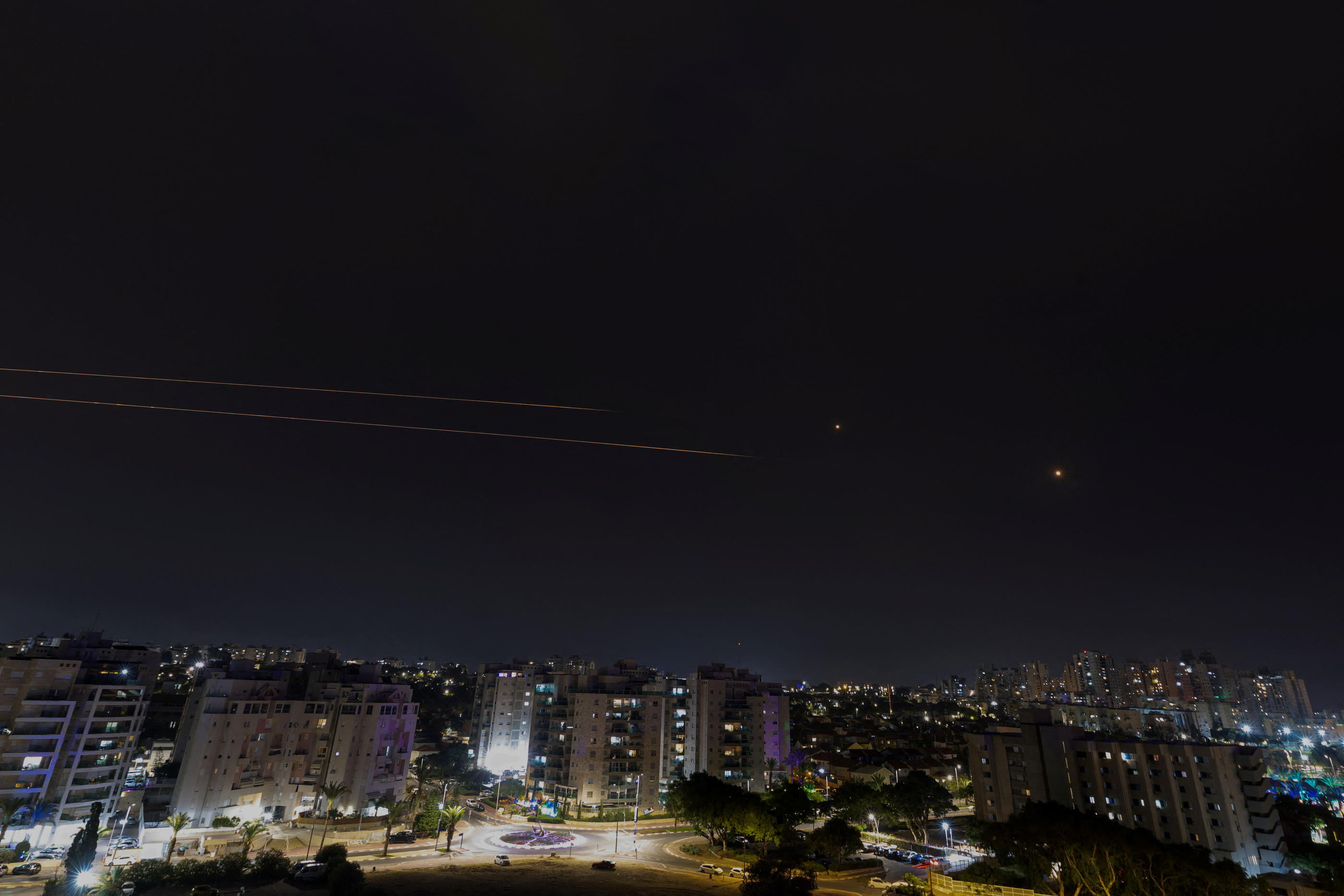 Le Dôme de fer, le système antimissiles israélien, vu d'Ashkelon dans le sud d'Israël, intercepte des roquettes lancées depuis la bande de Gaza, le 27 octobre. REUTERS/Amir Cohen