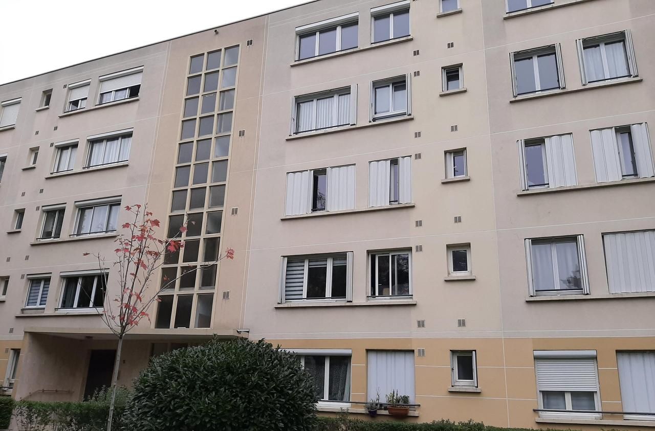 <b></b> Saint-Maur (Val-de-Marne), samedi matin. Le couple vivait dans cet immeuble et touchait chaque mois les 3500 euros de la retraite du père, mort pourtant depuis 13 ans. 