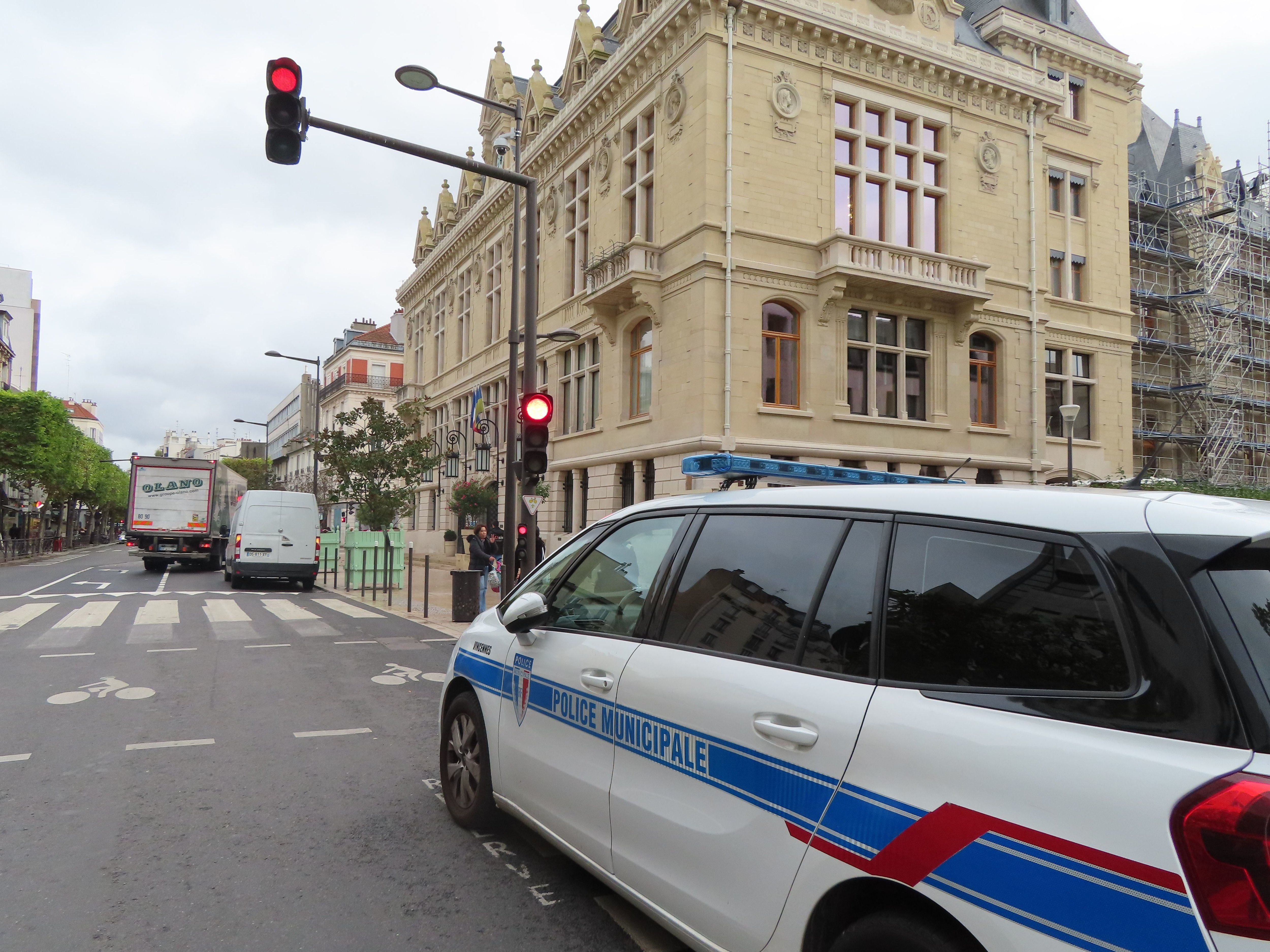 Vincennes (Val-de-Marne), mercredi 16 novembre 2002. La mairie est bien entourée, avec le poste de police municipale implanté en face et celui de la police nationale à près de 200 mètres. LP/Sylvain Deleuze