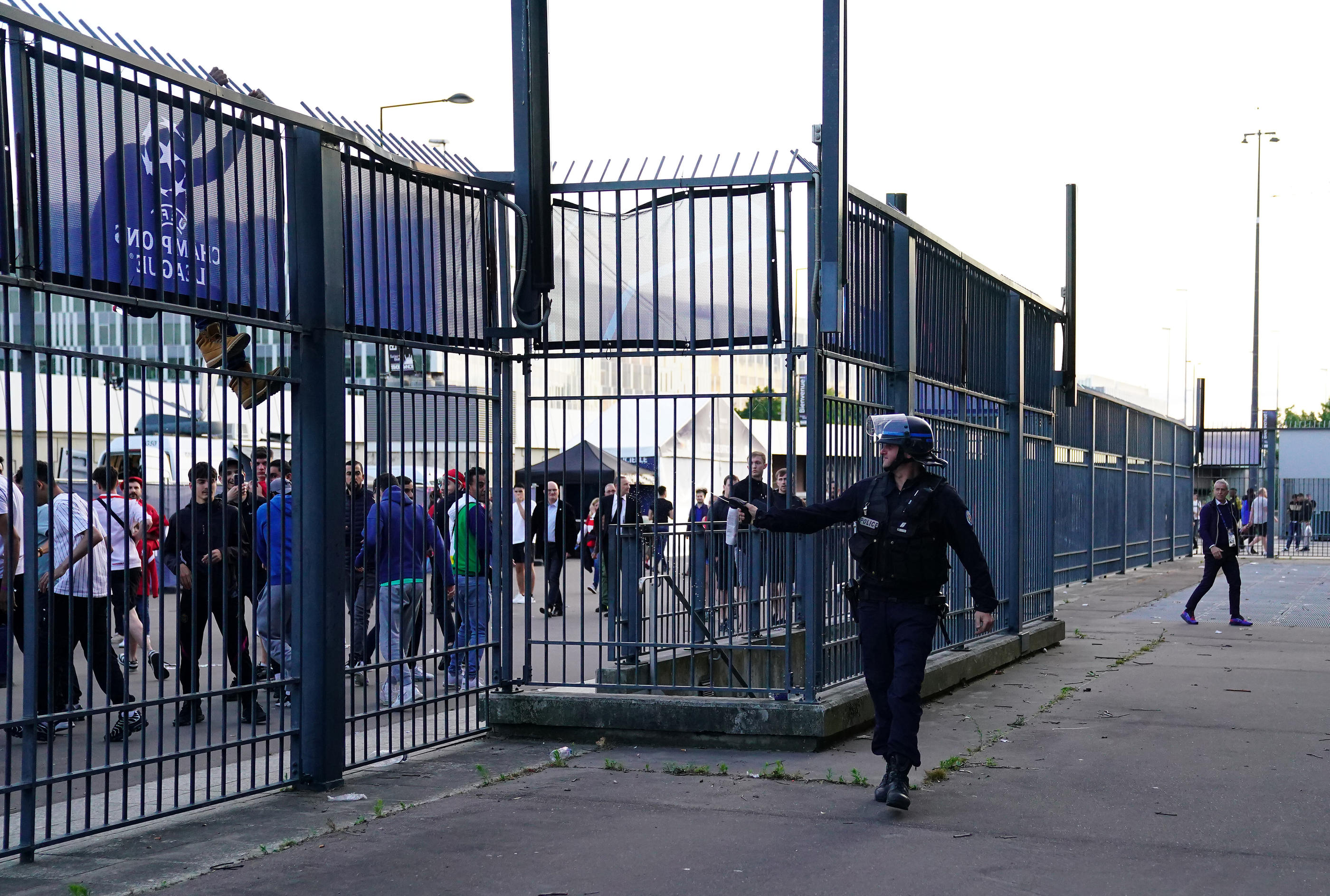 Les forces de l'ordre tentent de disperser des personnes attroupées autour des grilles du Stade de France en marge de la finale de la Ligue des champions. Icon Sport/PA Images
