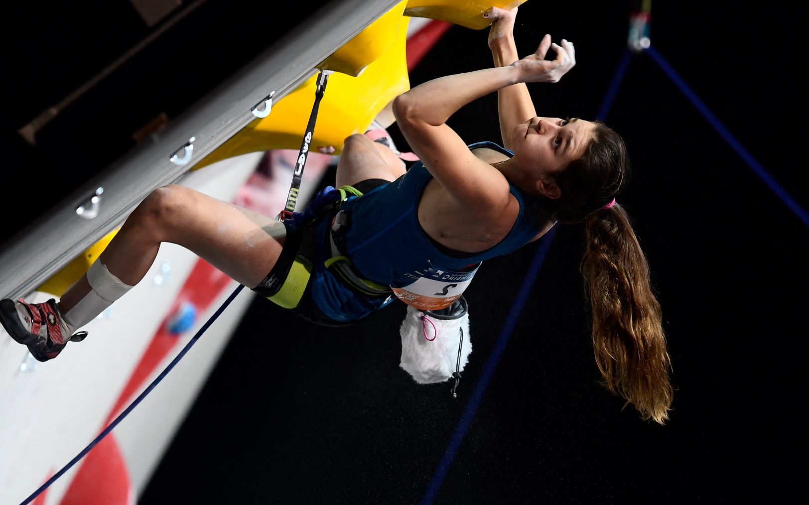 La Française Hélène Janicot participe à la demi-finale de l'épreuve féminine en tête des Championnats du monde d'escalade et de parachutisme en salle 2016 à l'Accor Hôtels Arena de Paris, le 16 septembre 2016. MIGUEL MEDINA/AFP