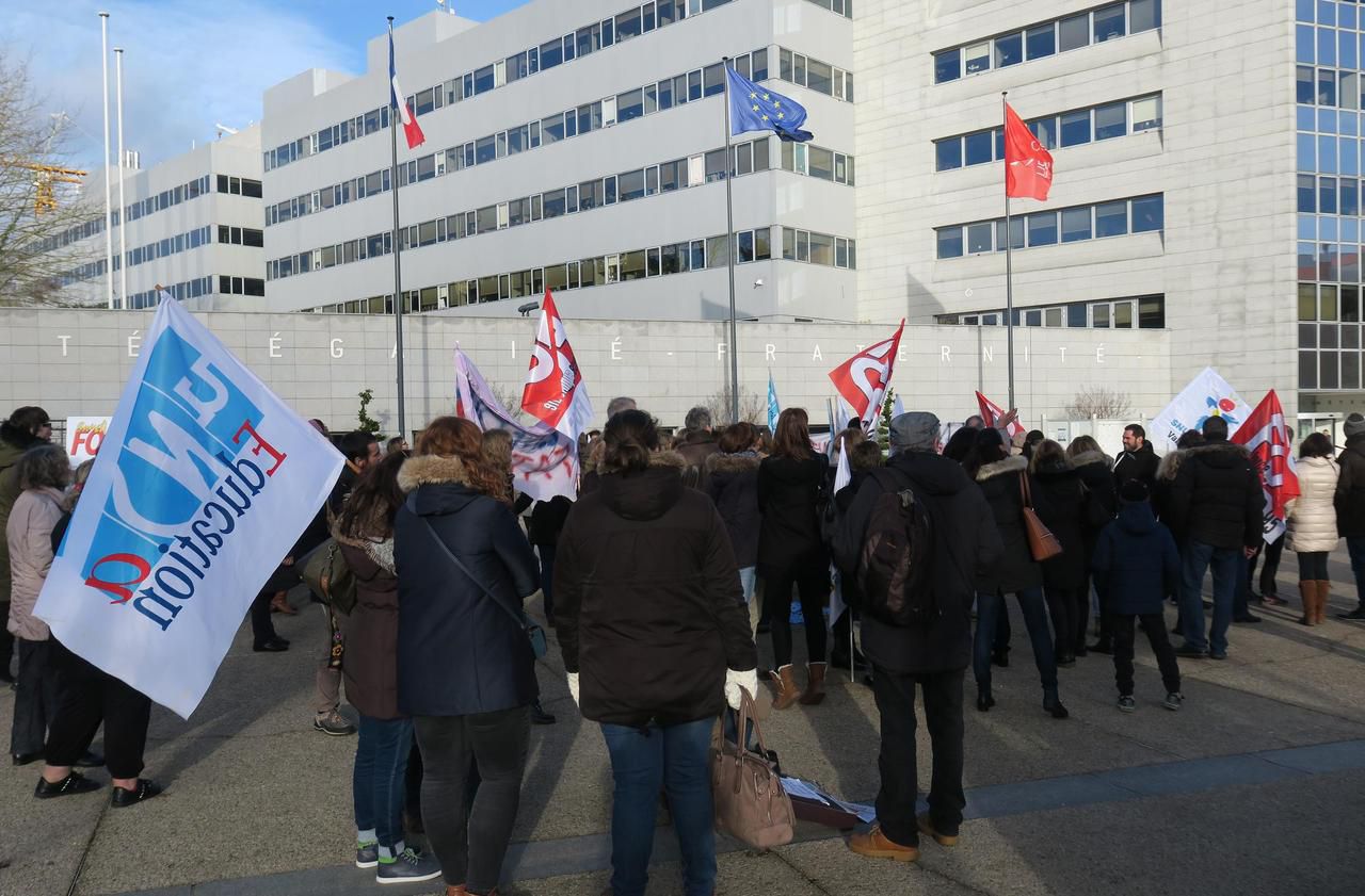 <b></b> Cergy, ce mardi. Une centaine d’enseignants en grève, soutenus par des parents d’élèves, ont manifesté à l’intérieur de la mairie pour que leur avis sur les rythmes scolaires soit pris en compte.