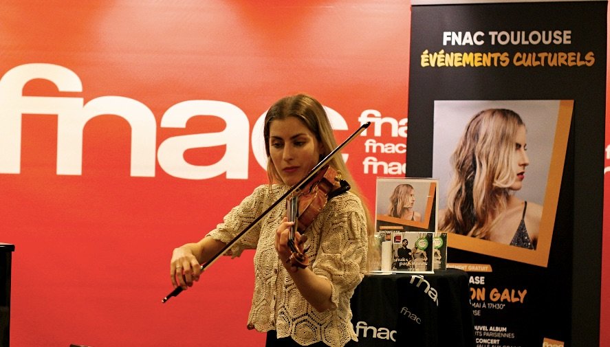 La violoniste Manon Galy présentait mercredi 17 mai son disque en duo « Nuits Parisiennes », à la Fnac de Toulouse. LP/Paul Périé
