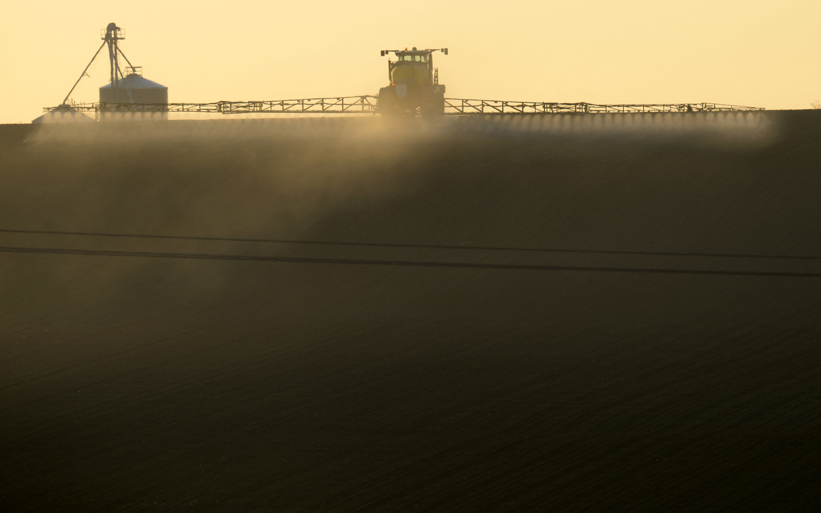 Un agriculteur vaporise sur ses champs du Roundup 720, un herbicide produit par Bayer-Monsanto, à Piacé (Sarthe), dans le nord-ouest de la France, le 23 avril 2021. AFP/Jean-François Monier