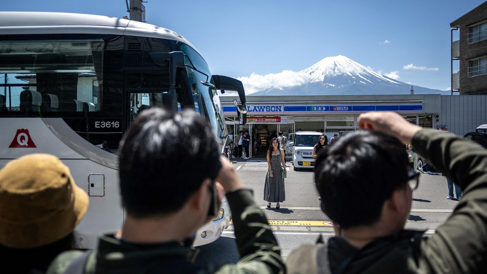 Fujikawaguchiko (Japon), 3 mai 2024. Très prisé des touristes qui viennent y photographier le mont Fuji, cette vue sera bientôt obstruée par un filer.