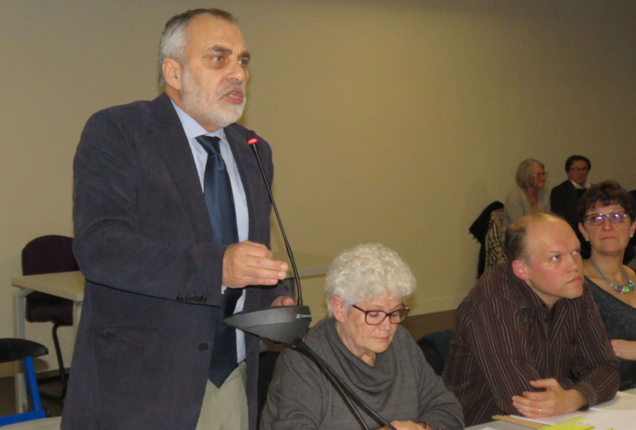 <b></b> Saint-Fargeau-Ponthierry, le 30 janvier dernier. Les débats au conseil municipal à propos du nouveau plan local d’urbanisme étaient déjà houleux entre le socialiste Lionel Walker (en photo) et le maire Jérôme Guyard (LR)