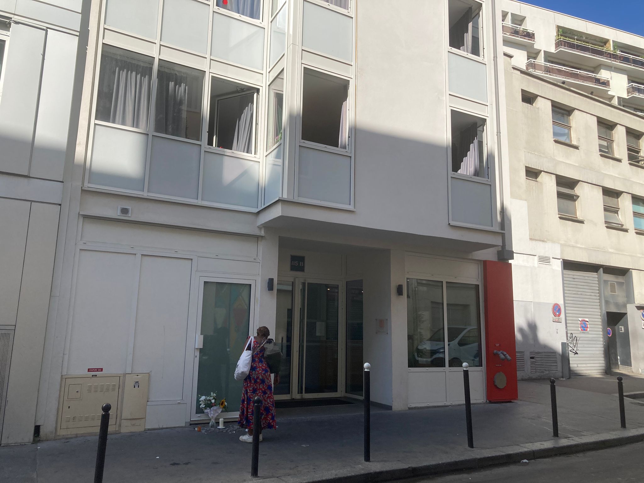 Rue Philippe-de-Girard à Paris (XVIIIe). Jeudi, un enfant de deux ans est mortellement tombé du 4e étage de cet hôtel qui héberge des familles monoparentales. LP/Estelle Dautry