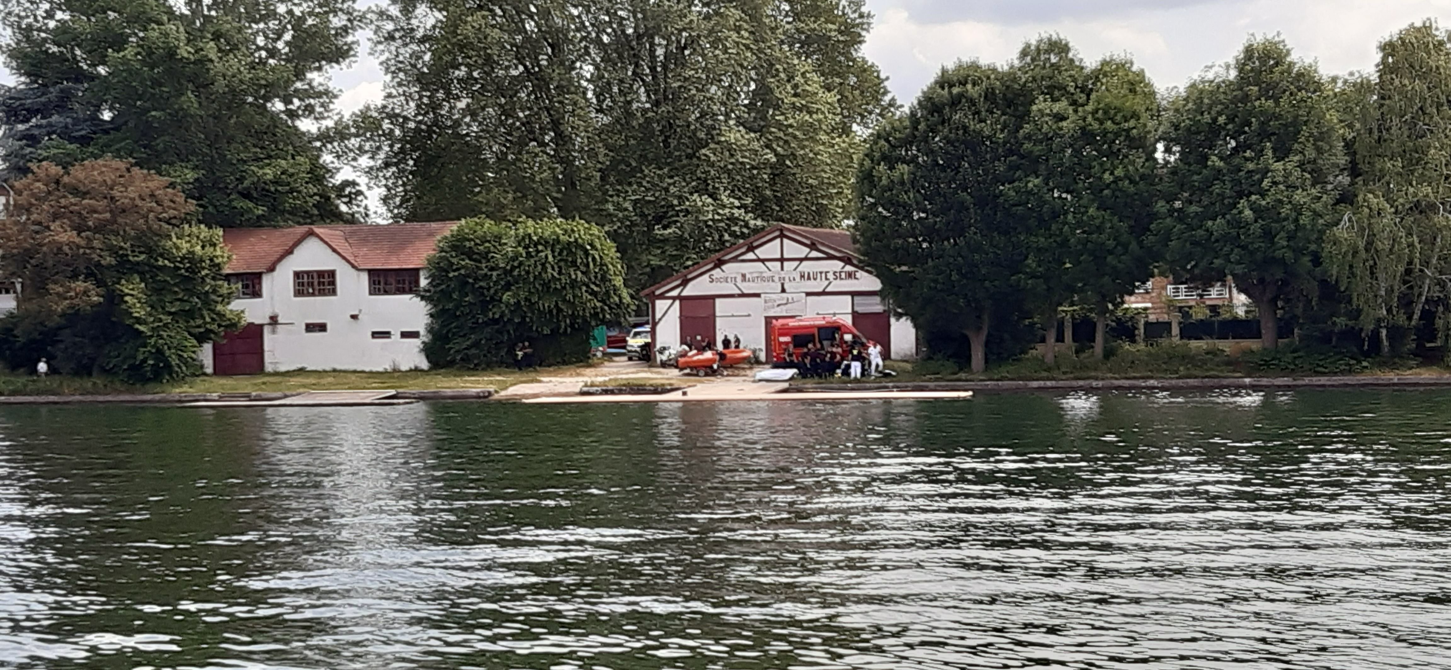 Draveil, ce samedi. Malgré l'intervention des pompiers, une adolescente de 14 ans n'a pas pu être réanimée après s'être noyée dans la Seine. LP/Nolwenn Cosson