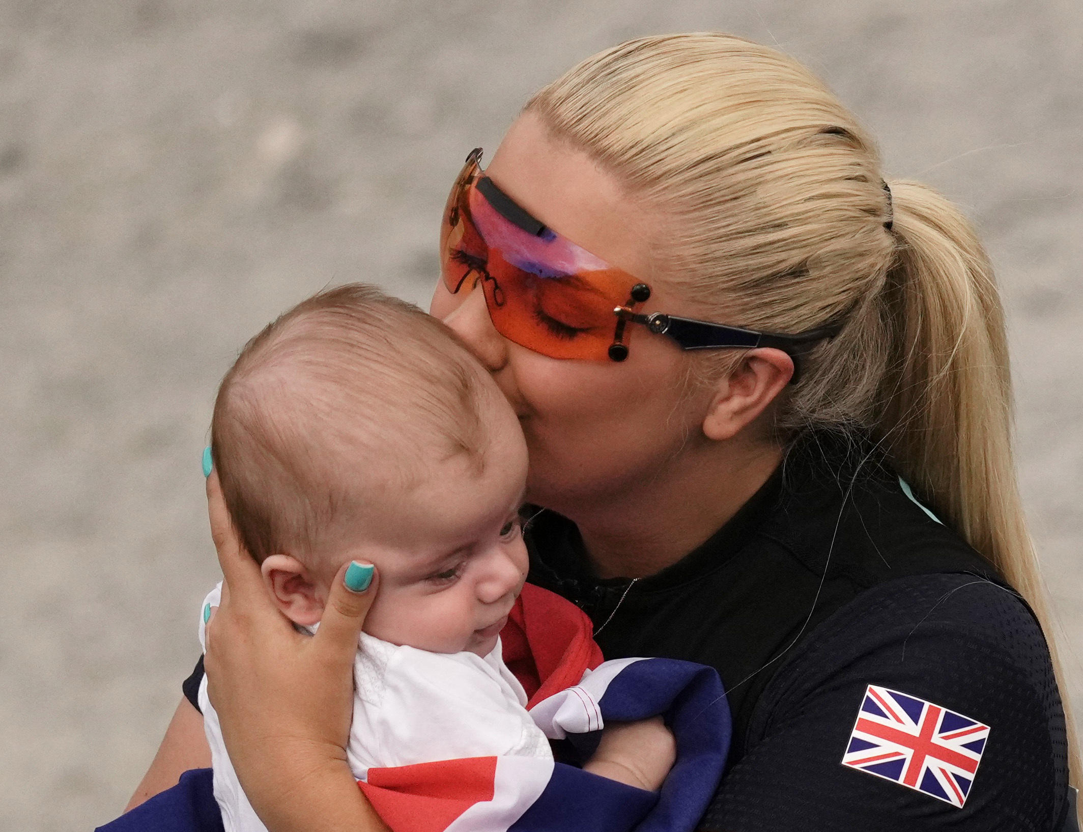 Amber Rutter a terminé 2e de la finale du skeet féminin. Elle a pu célébrer sa médaille d'argent avec son fils. REUTERS/Amr Alfiky