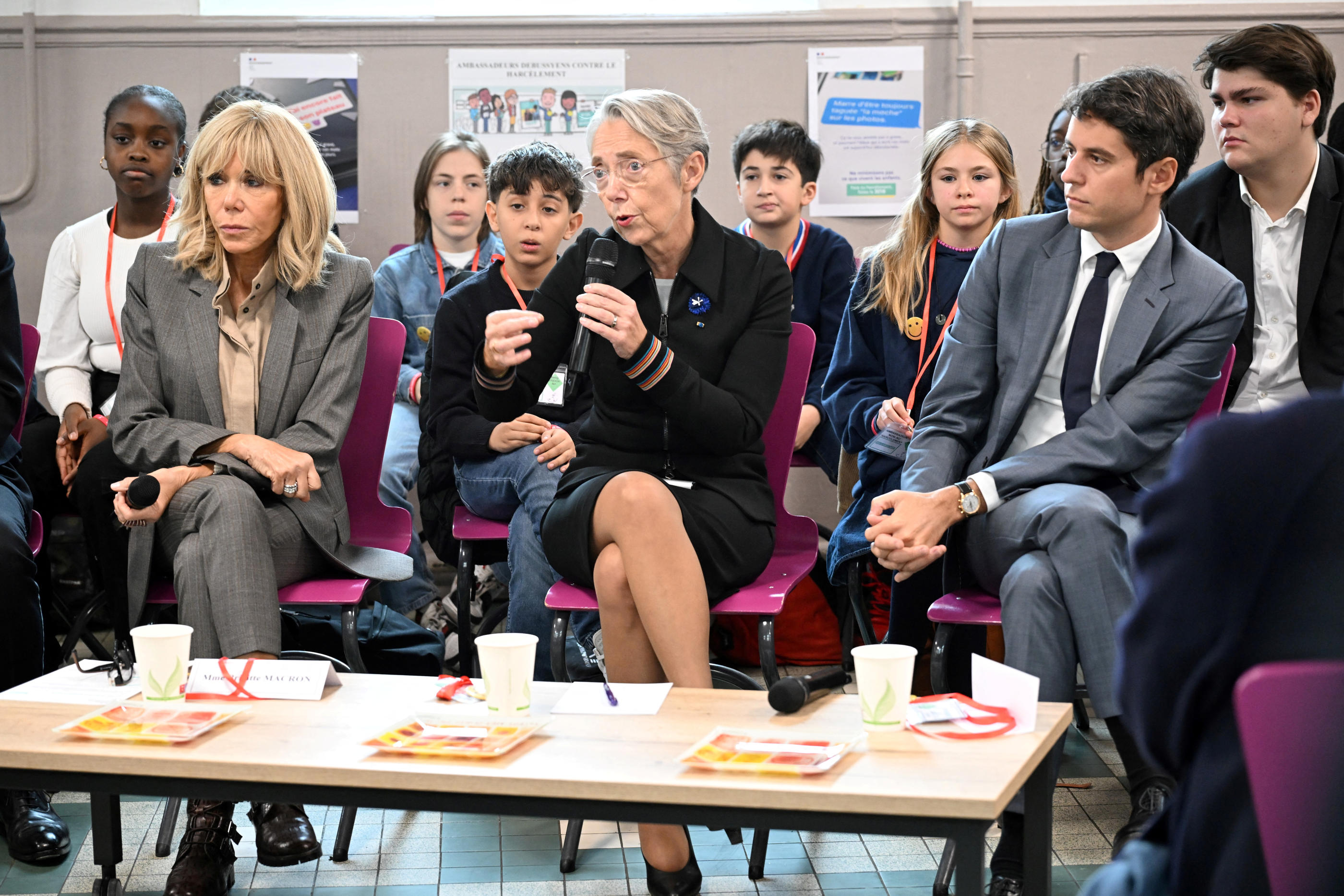 Élisabeth Borne, Gabriel Attal, ministre de l'Education et de la jeunesse, et Brigitte Macron, visitent un lycée parisien sur le thème du harcèlement scolaire à l'occasion de la journée nationale contre le harcèlement scolaire à Paris. BERTRAND GUAY/Pool via REUTERS