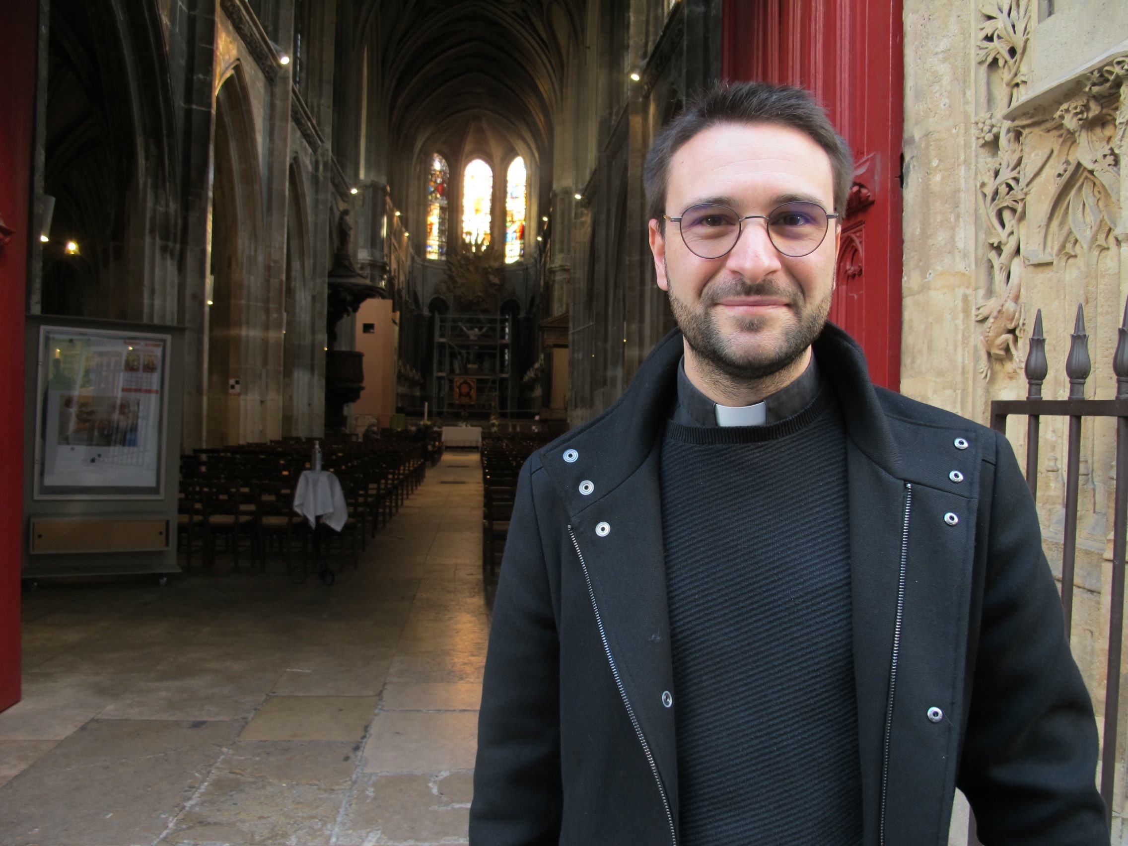 Agé de 32 ans, Philippe Perraud, curé de Saint Merry (IVe) depuis le 1er septembre 2021, a été ordonné prêtre en septembre 2019 à Rome.