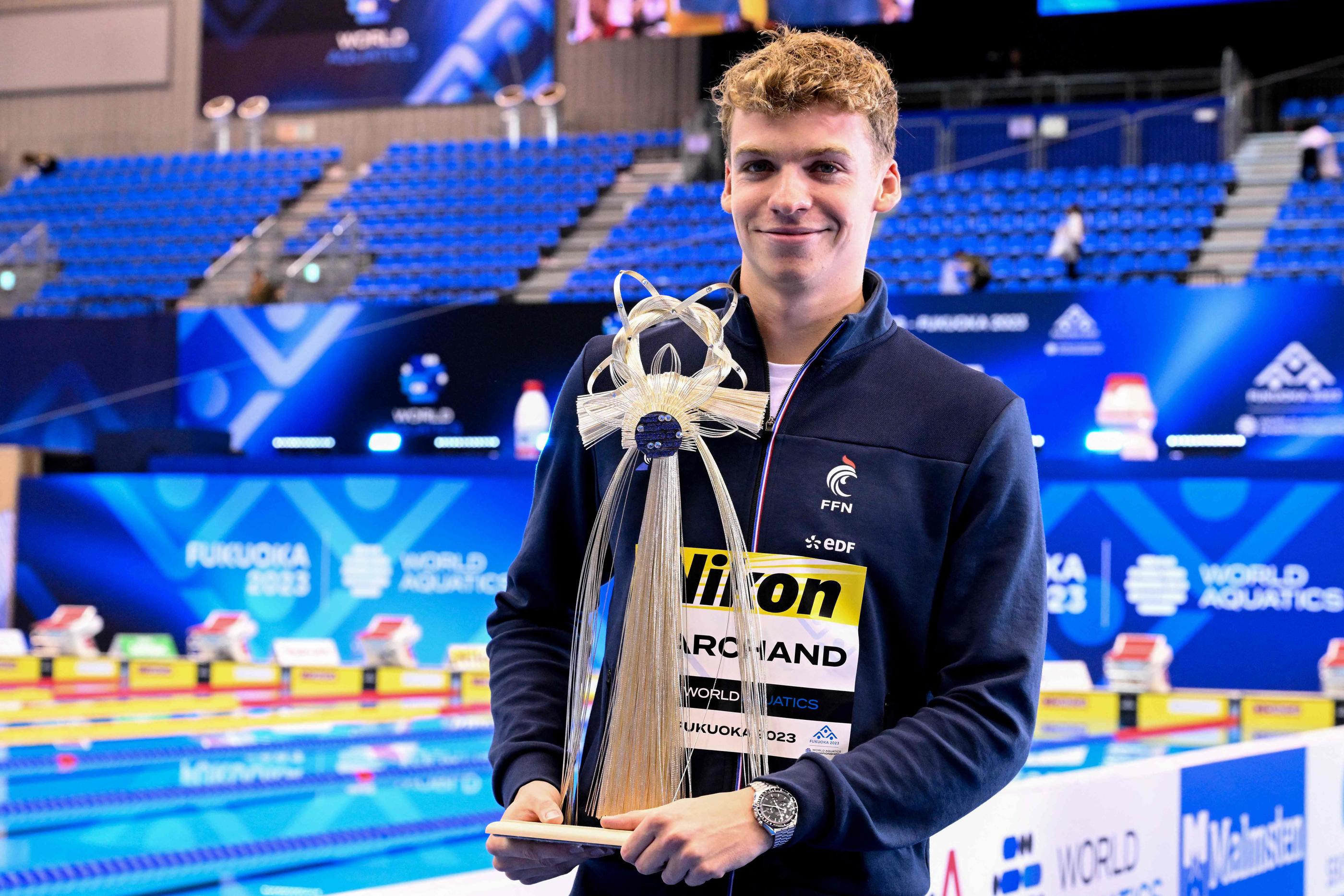 Encore un trophée pour Léon Marchand, sacré meilleur nageur des Mondiaux de Fukuoka. AFP