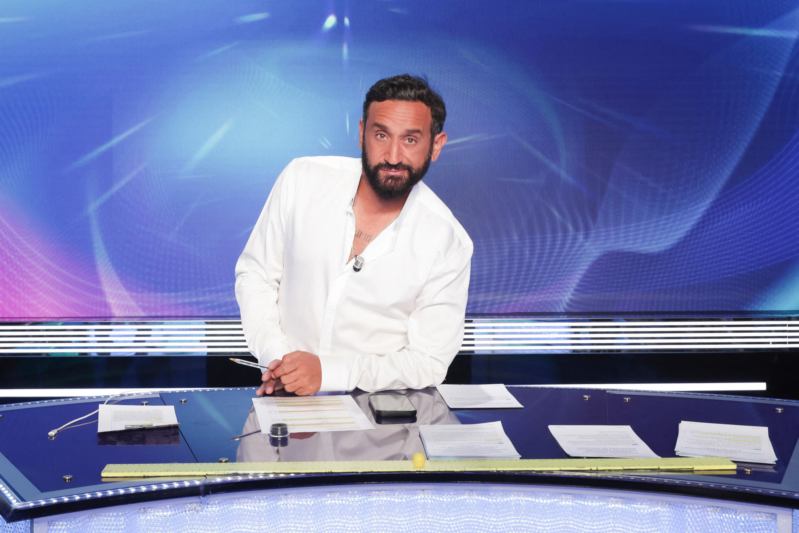 Cyril Hanouna a répondu aux questions de téléspectateurs ce lundi, revenant longuement sur la décision de l'Arcom de retirer à C8 sa fréquence TNT. L'animateur a annoncé poursuivre en justice l'autorité de régulation. (Illustration). BESTIMAGE/Jack Tribeca