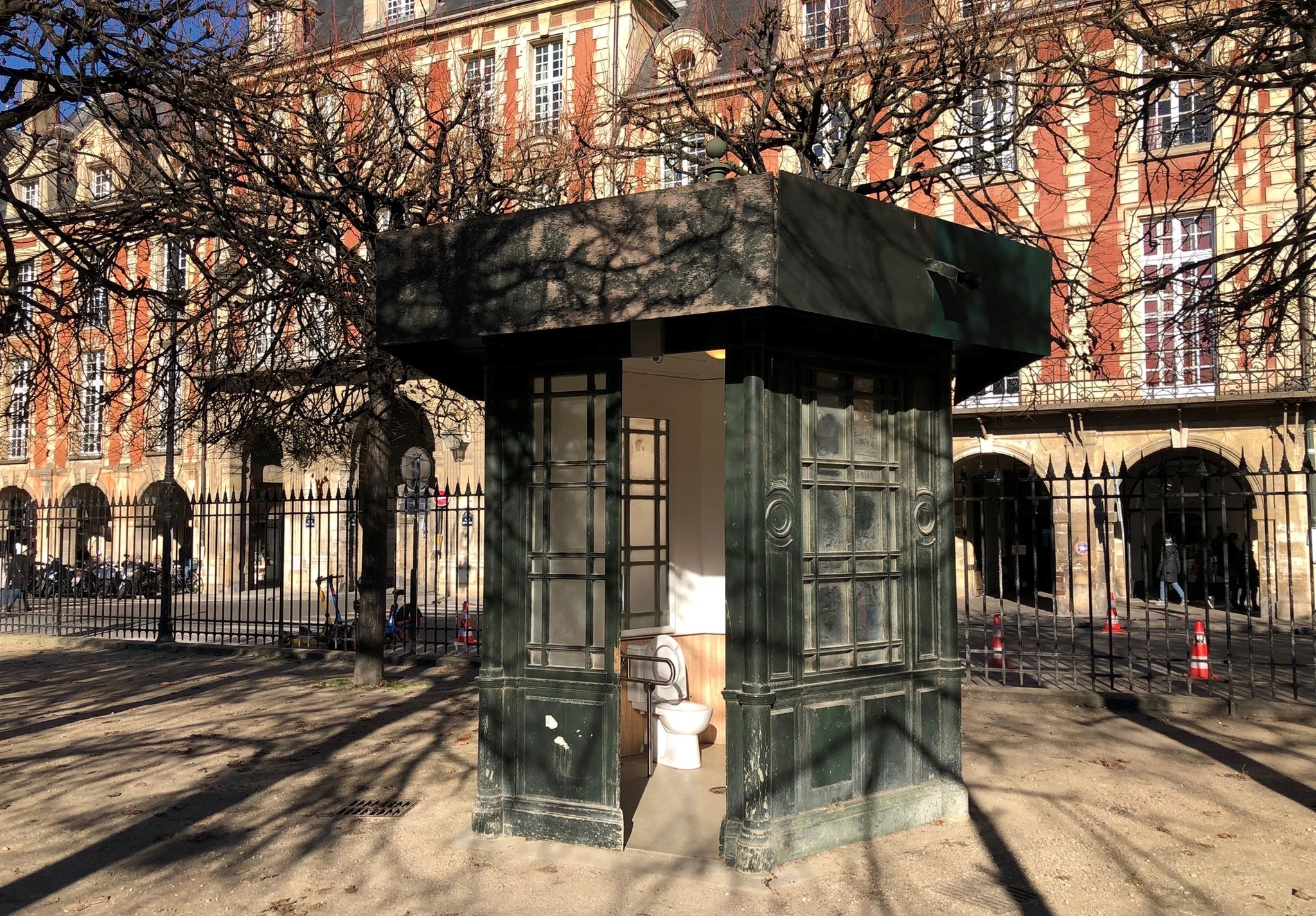 Place des Vosges, des toilettes publiques ont été installées dans un ancien kiosque servant aux services de la Ville.