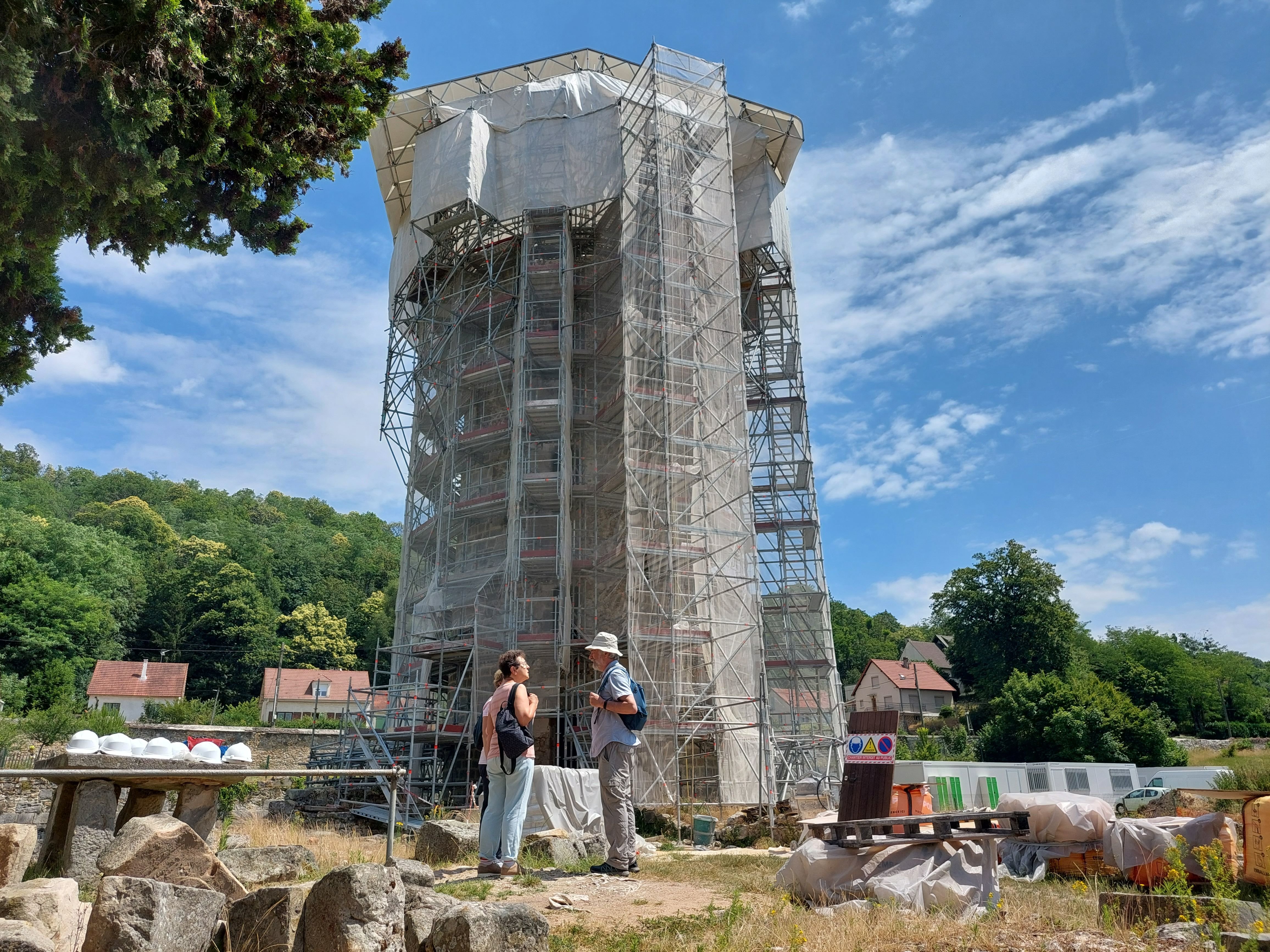 Dans quelques semaines, l'échafaudage qui encercle la tour, unique vestige érigé du château de Montagu, sera retiré. LP/Florian Garcia