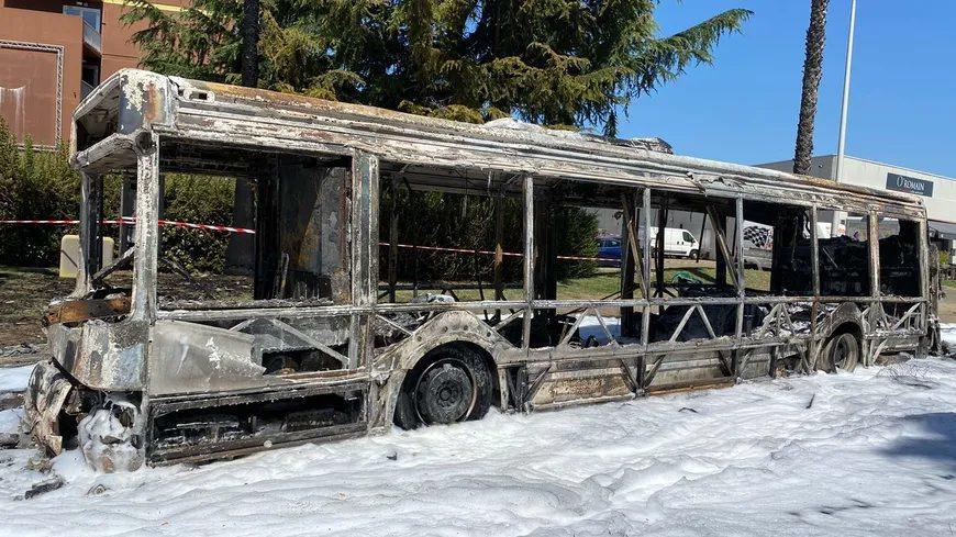 Ces dernières années, les bus du réseau Transdev Nîmes Mobilités, qui gère les transports en commun, ont subi de nombreuses dégradations (ici, un véhicule calciné, en 2020). Radio France/MaxPPP/Arnaud Roszak