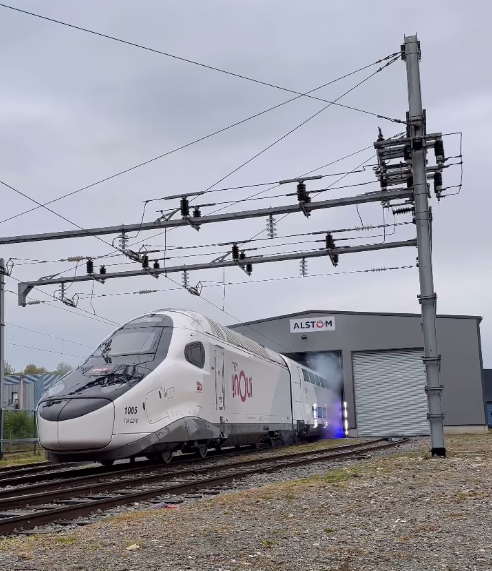 L’habillage de ce TGV M, qui devrait circuler sur les rails à compter du deuxième semestre de 2025, a été révélé pour la première fois ce lundi depuis Belfort. SNCF