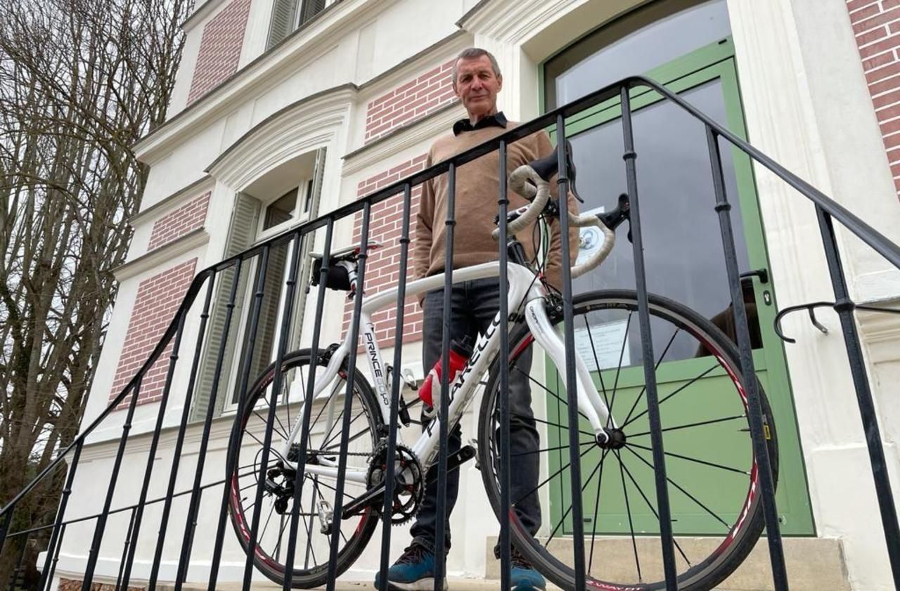 <b></b> Oinville-sur-Montcient (Yvelines), vendredi 5 mars 2021. Pour le maire (SE) Stéphane Jeanne, féru de vélo, «c’est une joie intense» d’accueillir le Paris-Nice. 