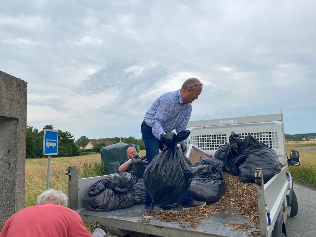 Mortefontaine, en juin 2023. Le maire, Jacques Fabre, et trois habitants de la commune évacuent 300 kg de viande avariée déposée en bordure d’une route départementale, sur le territoire du village. DR