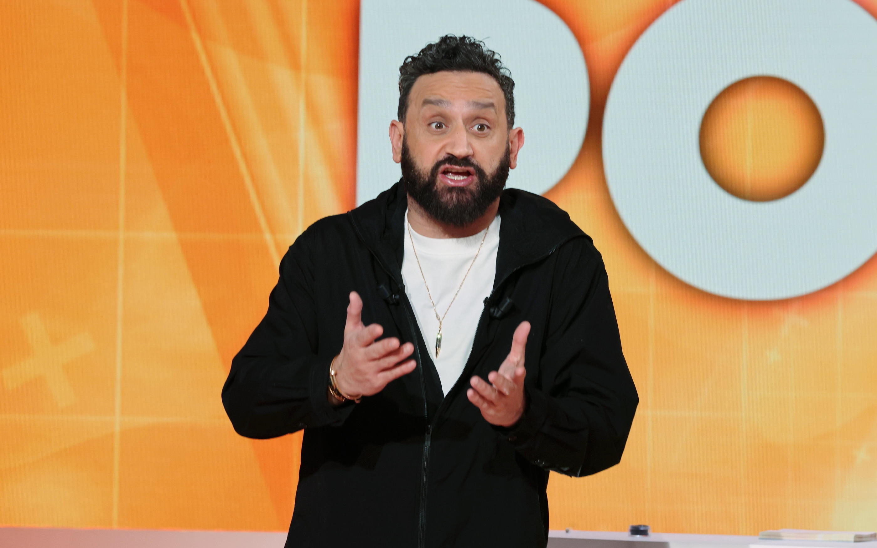 «Je me considère harcelé par l’organisme de l’Arcom, qui, derrière, engendre des messages de haine sur les réseaux sociaux», a lancé Cyril Hanouna (ici en 2022) ce lundi, annonçant son intention de saisir la justice. Capture C8