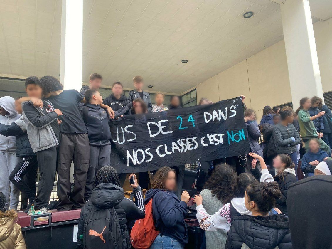 Montreuil, ce lundi 20 mars 2023. Les élèves ont bloqué le collège Paul Eluard, pour s'opposer à la suppression d'une classe prévue pour l'année prochaine. DR.