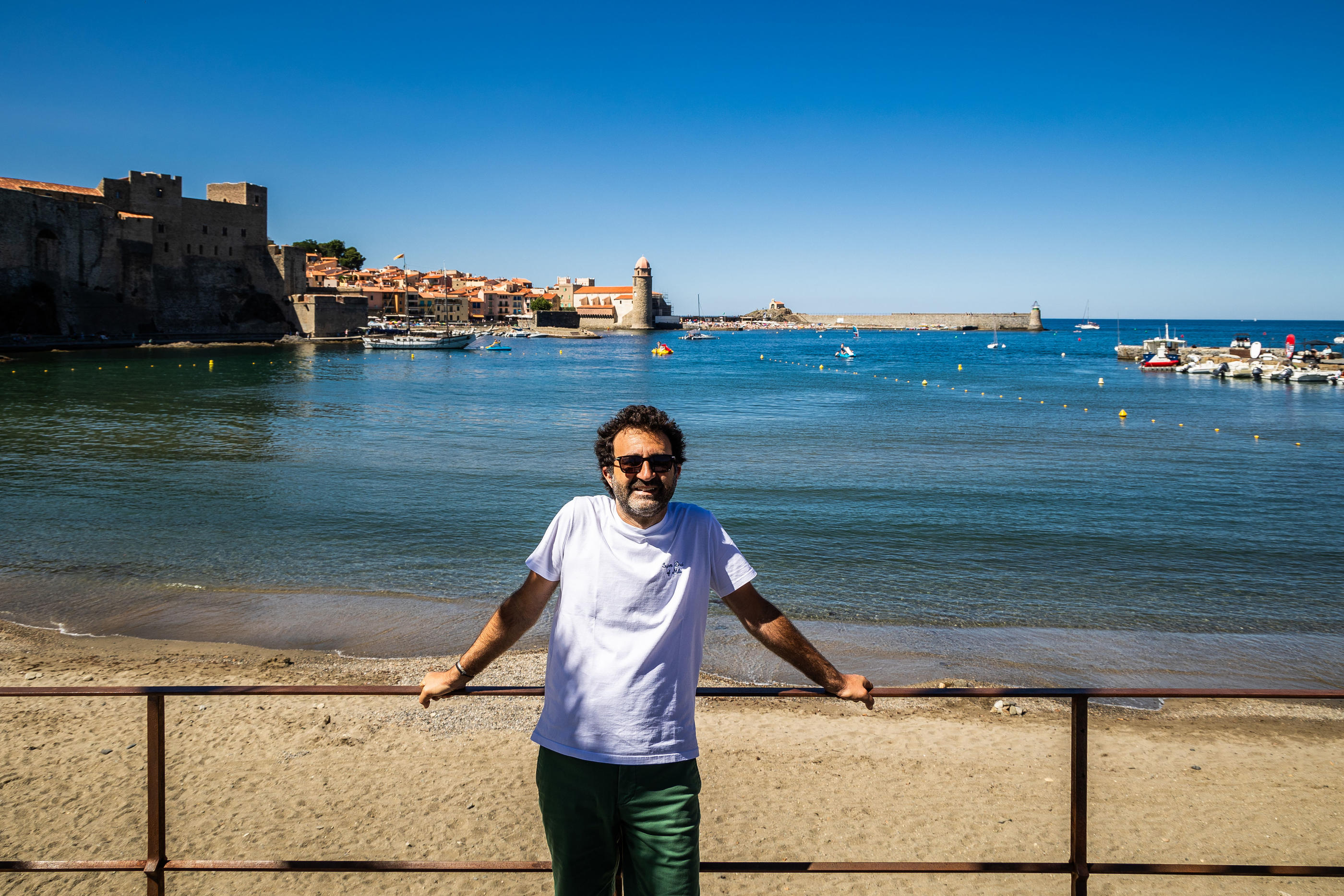 Collioure (Pyrénées-Orientales), le 23 juillet. Devant la baie, l'humoriste catalan Mathieu Madénian nous a fait découvrir son village de cœur, qui vient d'être élu Village préféré des Français. LP/Jean-Christophe Milhet