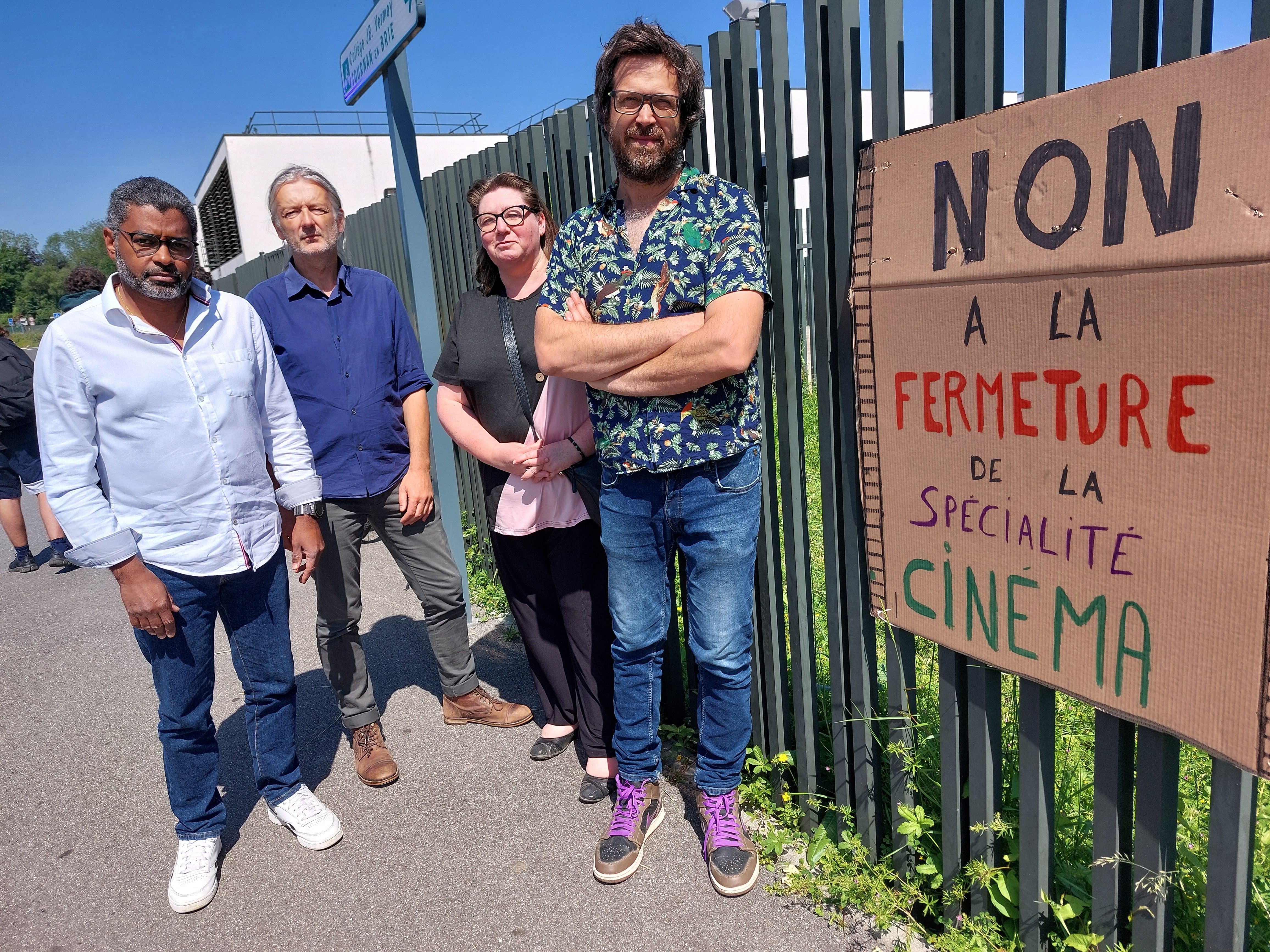 Tournan-en-Brie, le 6 juin. Philippe Renard, président de la FCPE locale, Guillaume Dartiguenave, professeur de SVT au lycée Ader, Alexandra, maman d'un élève de 2de et Thibault Noël-Artaud, prof de philosophie, dénoncent cette décision. LP/Sébastien Blondé