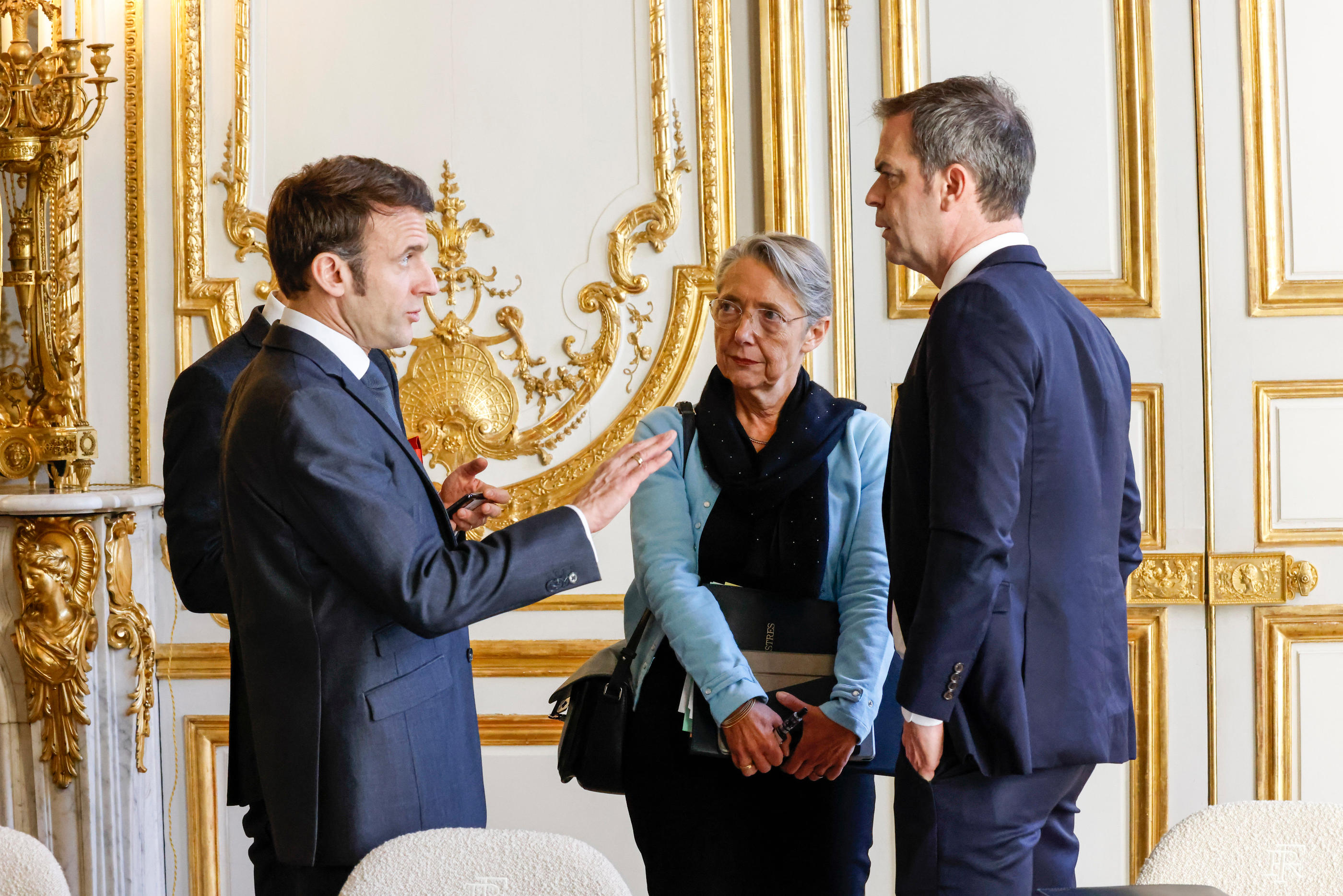 Emmanuel Macron (ici avec Elisabeth Borne et Olivier Véran le 8 février à l'Elysée) a multiplié mardi les consultations avec les ténors de la majorité, qui ont compris qu'il souhaitait temporiser. « Il veut qu’on fasse le dos rond », juge un poids lourd du gouvernement LP/Olivier Corsan