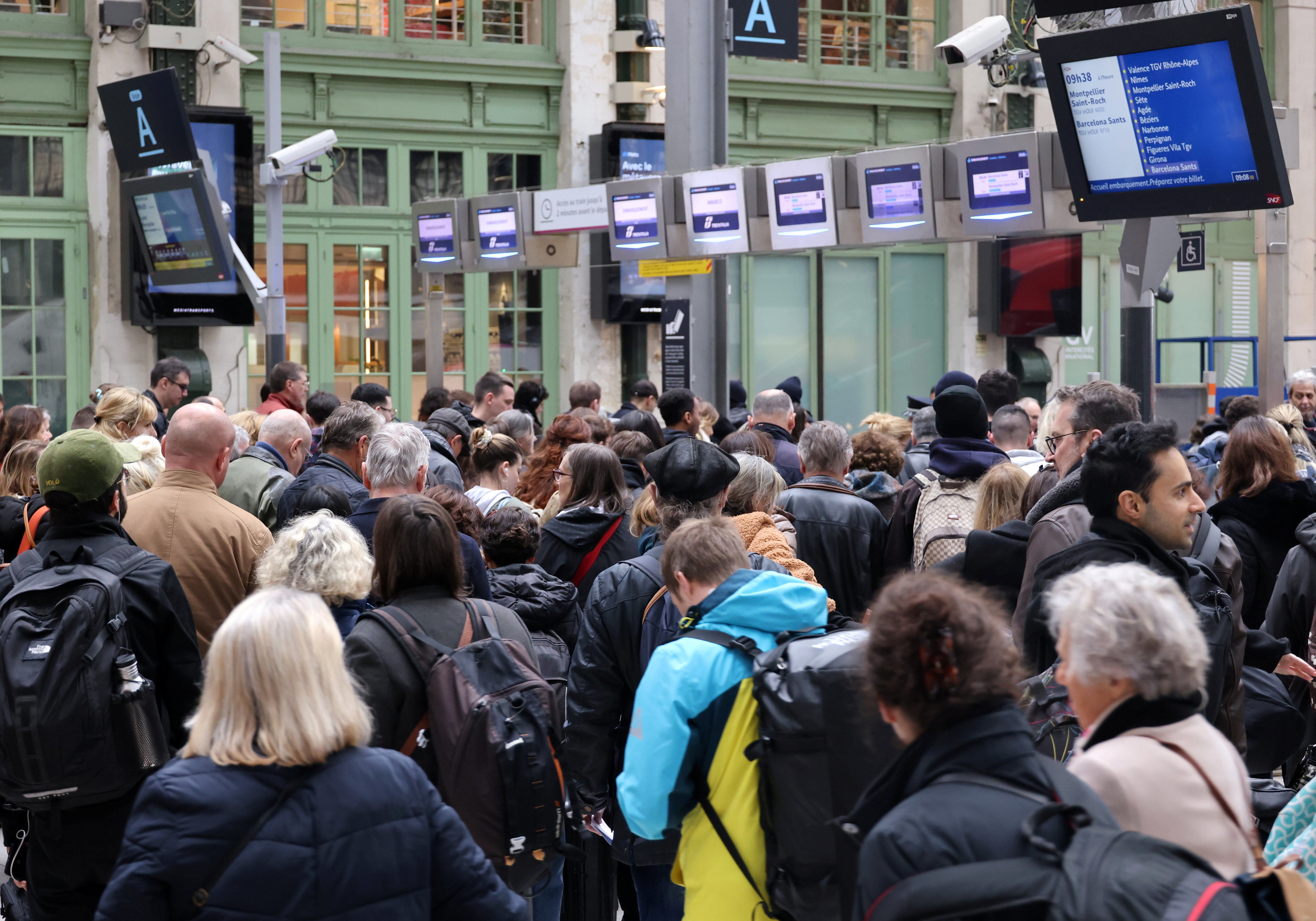 Le mouvement de grève contre la réforme des retraites charrie son lot de voyageurs en attente dans les gares, comme ici lors de la journée de mobilisation du 23 mars. LP/Delphine Goldsztejn
