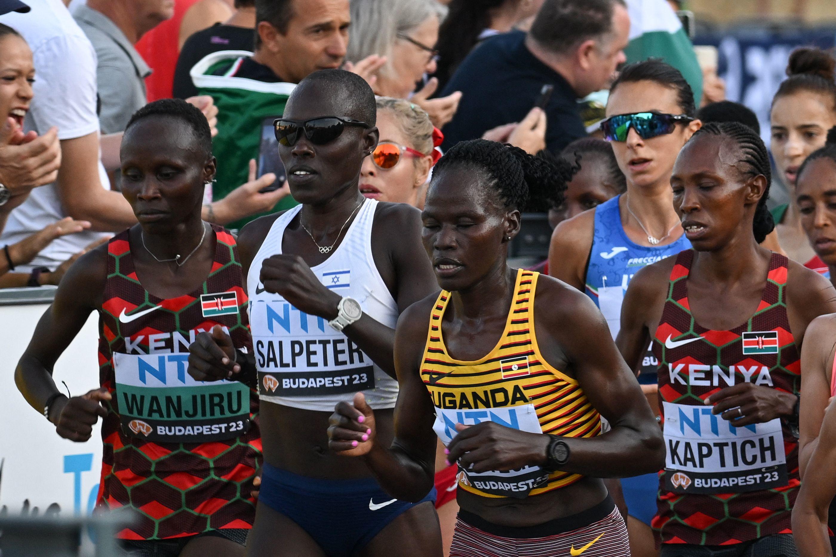 L'athlète ougandaise Rebecca Cheptegei (ici en jaune lors des championnats du monde) est décédée dans la nuit de mercredi à jeudi Ferenc. AFP/ISZA