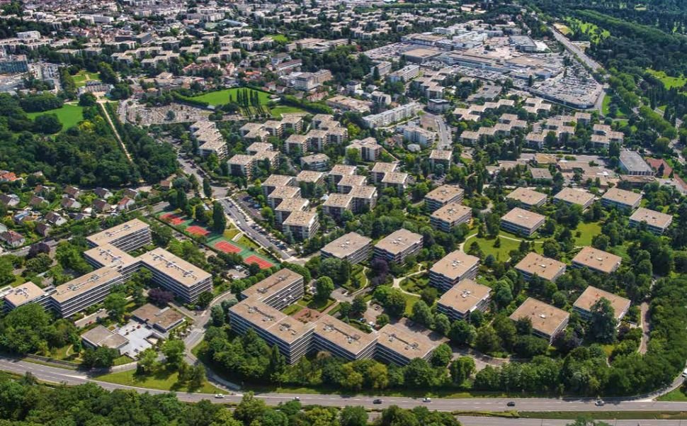 La copropriété de Parly-2 vue du ciel, avec ses 278 bâtiments représentant 7 500 logements et son centre commercial régional. DR