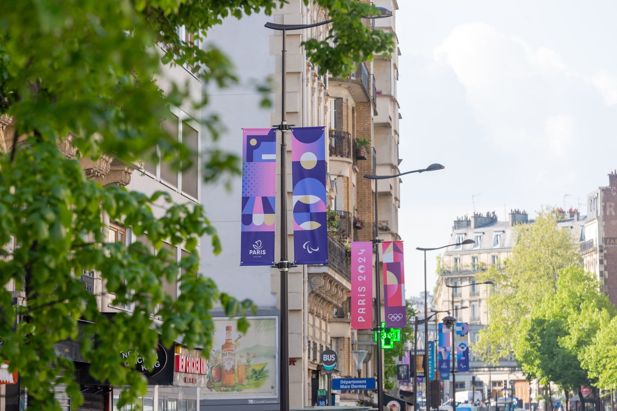 D’ici à début juillet, 2 000 panneaux au couleurs des Jeux olympiques décoreront les rues de la capitale. Ville de Paris