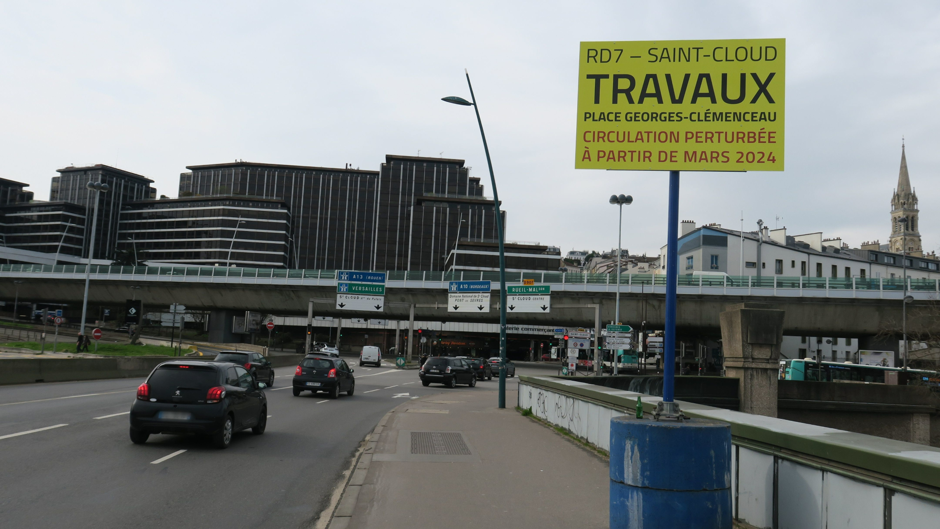 Saint-Cloud (Hauts-de-Seine), vendredi 8 mars. La fermeture de certains tronçons de la D7 et de bretelles pour y accéder vont générer un report du trafic sur la place Georges-Clemenceau. LP/H.D.