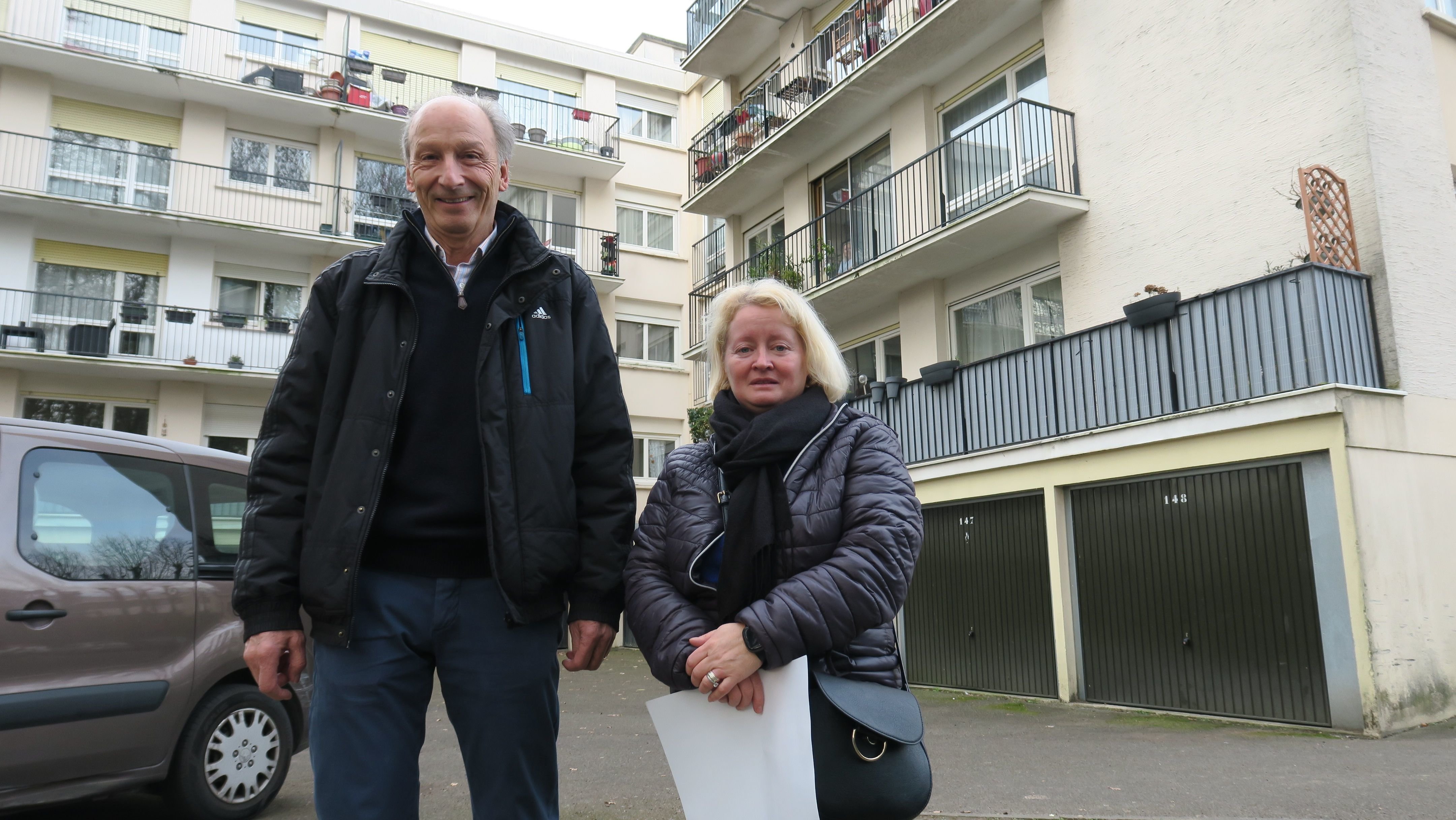 Patrick Gianina (à gauche) est le président de l'Association du logement pour Ville-d'Avray, qui loue des logements aux personnes n'ayant accès ni au parc locatif privé ni au secteur social comme la famille de Maria de Moura (à droite). LP/Hendrik Delaire