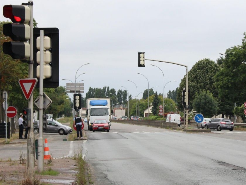 Trappes. Quatre hommes dont un mineur sont soupçonnés d'avoir simulé un accident pour dérober une camionnette, le 14 avril 2022, sur la N10. LP/Pierre-Antoine Lefort