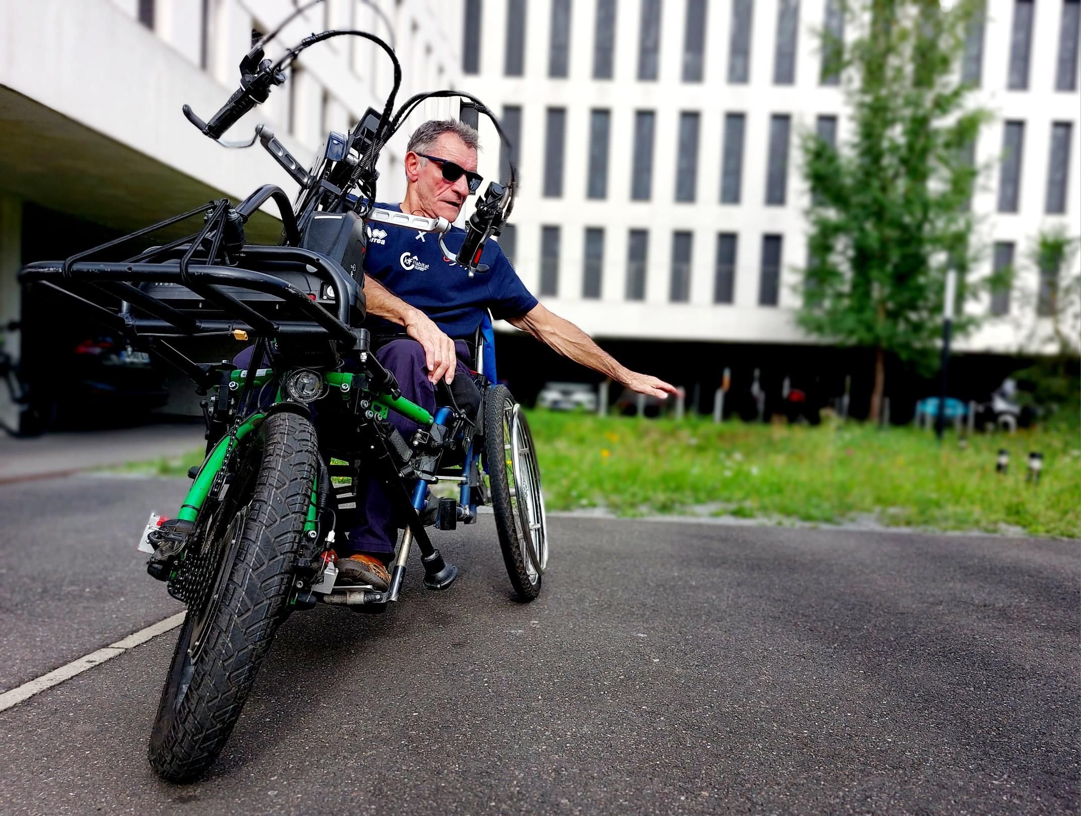 Champigny, le 10 août. Robert Marchant se déplace à l'aide d’un fauteuil équipé d’une fourche, doté d’une «petite assistance électrique». «C’est le même principe qu’un vélo électrique», explique-t-il. LP/Fanny Delporte