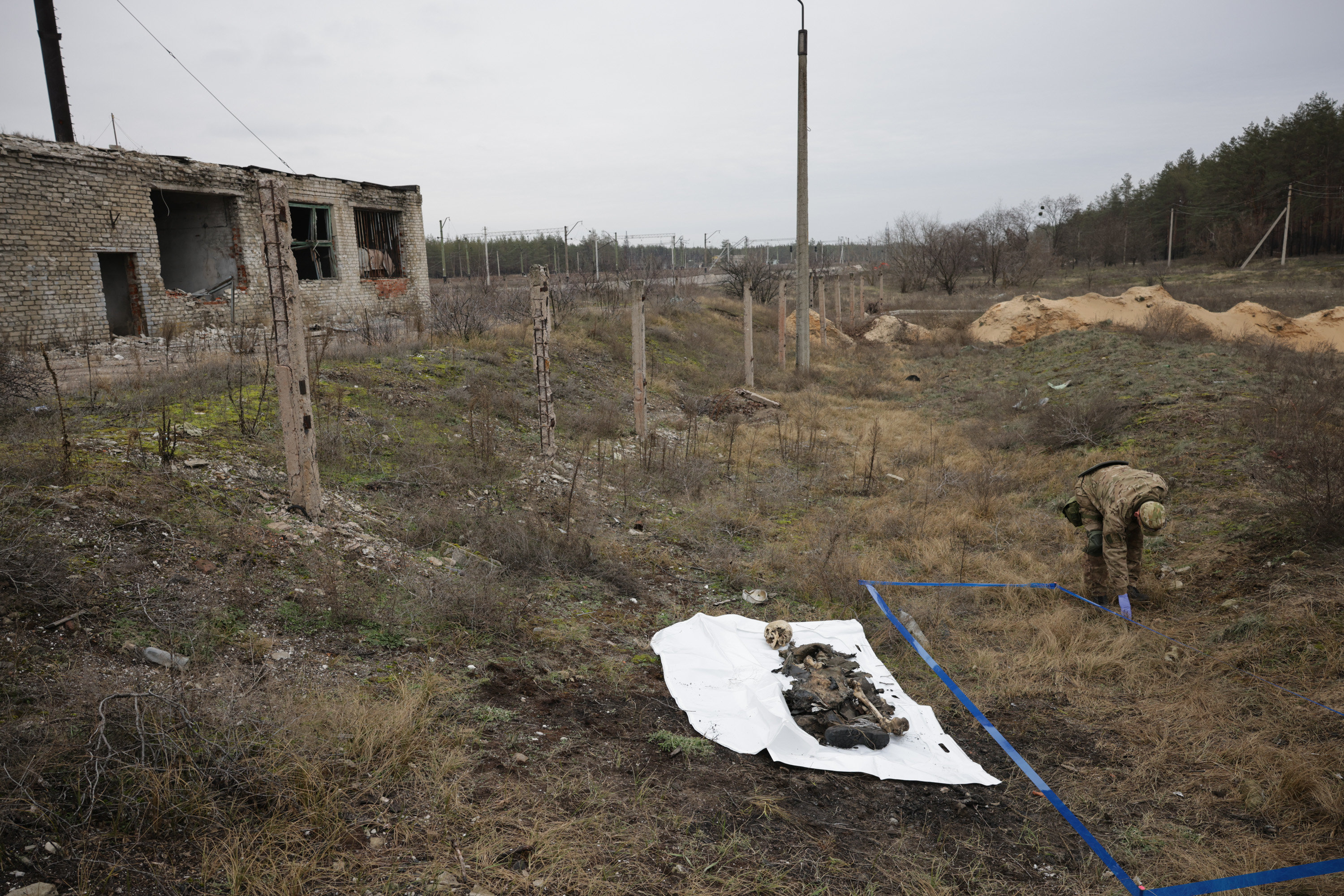 Sviatohirsk (Ukraine), le 21 décembre 2022. Les membres de l'ONG Tulipe noire récupèrent les corps de soldats tués au combat dans cette région de l'Est de l'Ukraine récemment libérée de l'occupation russe. LP/Philippe de Poulpiquet