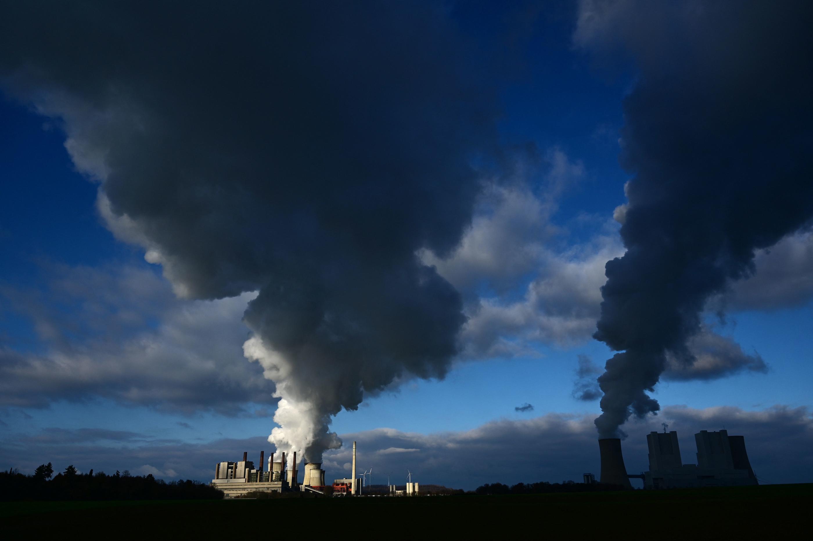 L'activité humaine (ici, une photo de la centrale de Neurath, en Allemagne, prise ce mardi), est la première responsable du dérèglement du climat. AFP/Ina Fassbender
