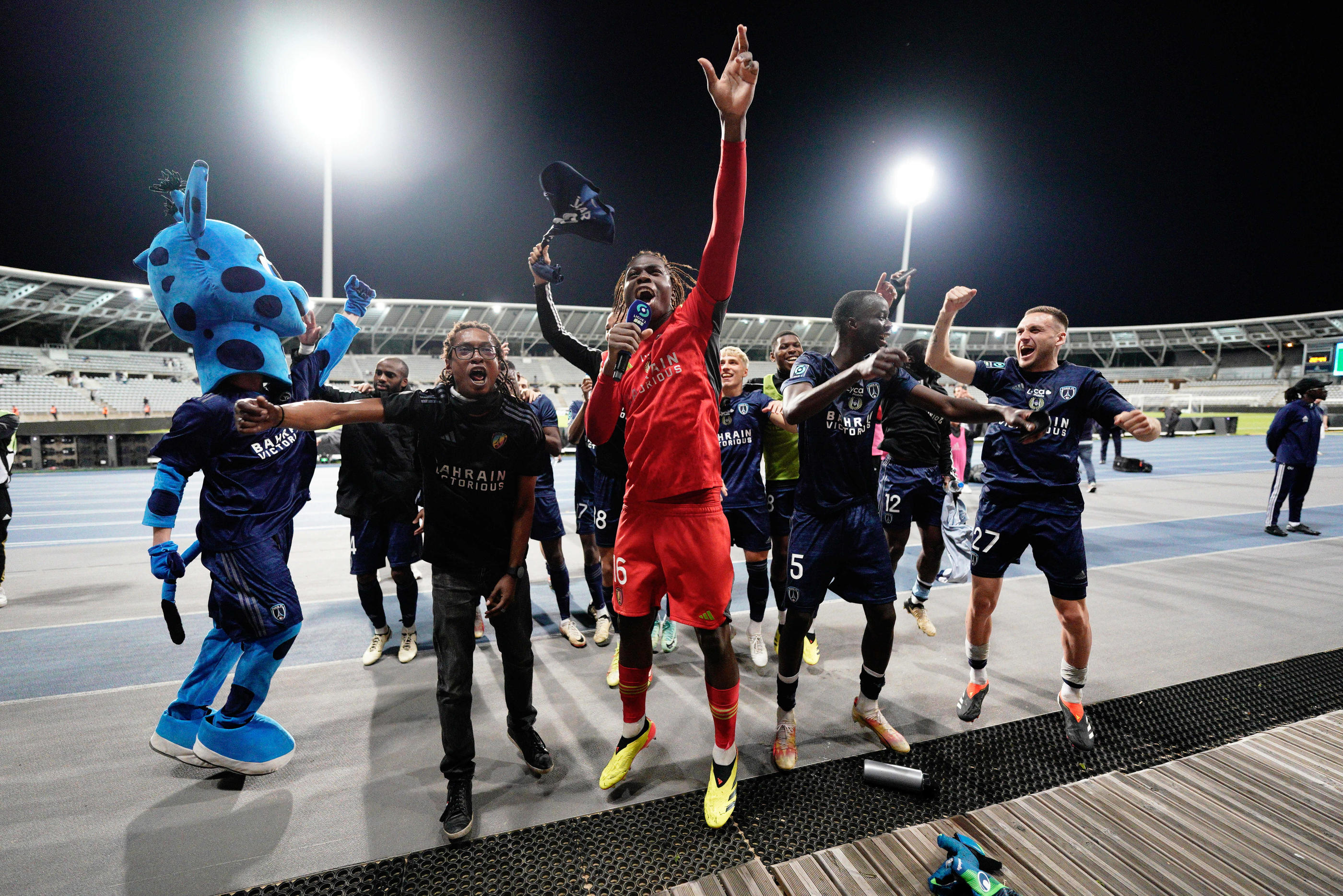 Obed Nkambadio, et les joueurs du Paris FC partagent leur joie avec leurs supporters. hoto by Dave Winter/FEP/Icon Sport)