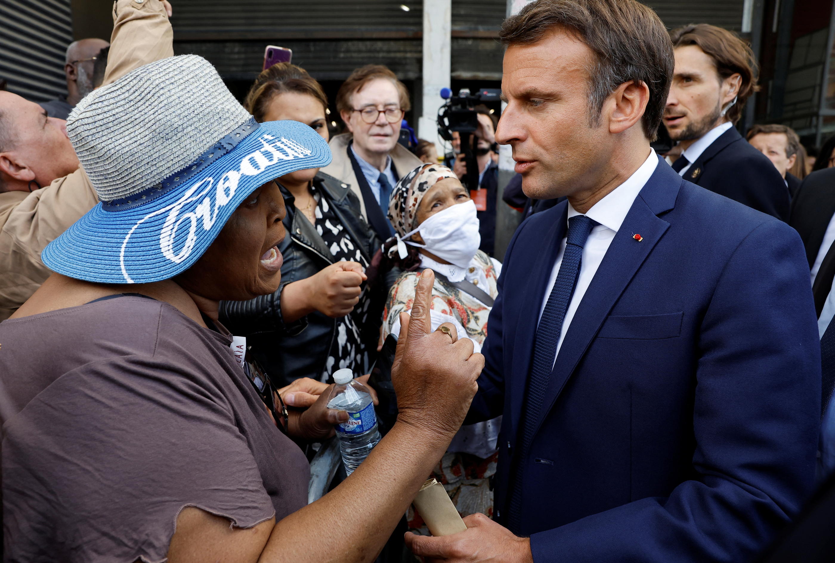 Ce mercredi, Emmanuel Macron s'est rendu à Clichy-sous-Bois (Seine-Saint-Denis) pour inaugurer un dojo de judo, destiné aux habitants de cette ville populaire. Il y a été interpellé par de nombreux riverains. REUTERS/Christian Hartmann/Pool