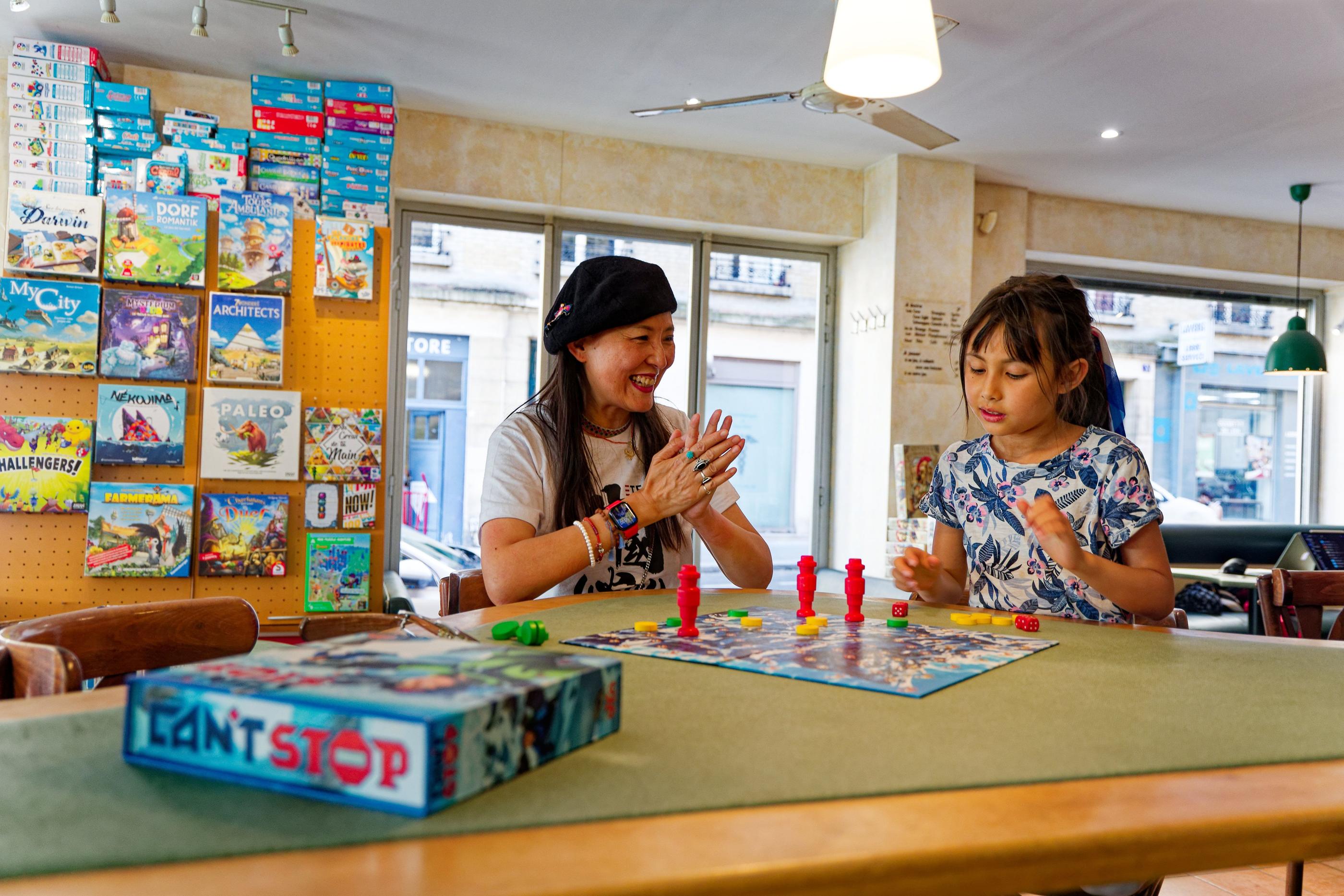 Au bar à jeux Oya (Paris XIIIe), le 8 août 2024. Yi et sa fille Sirène jouent au jeu «Can't stop». LP/Alexandre Delaitre