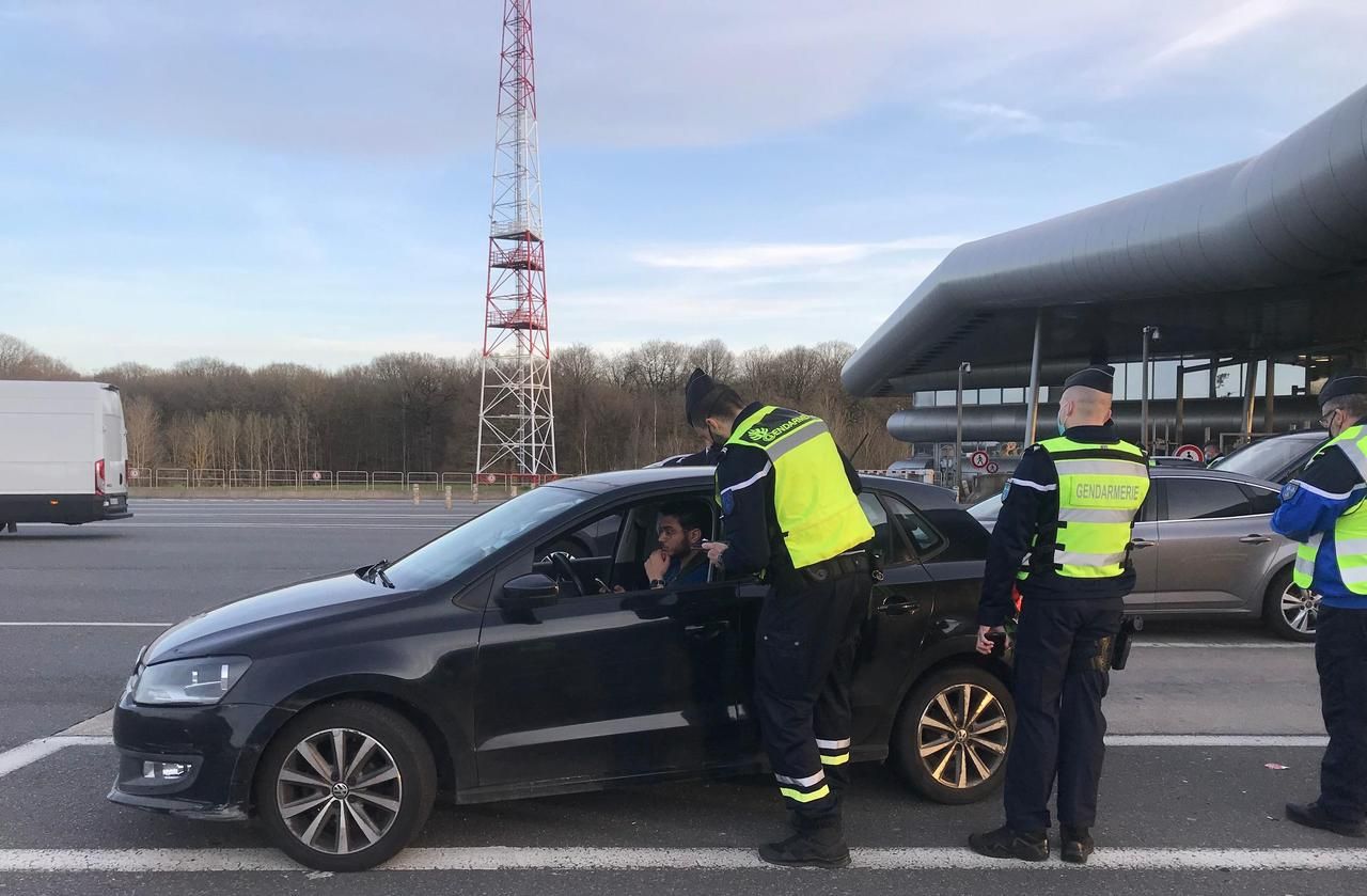 <b></b> Péage de Saint-Arnoult, dimanche 28 mars 2021 : une quinzaine de gendarmes a contrôlé les automobilistes dans le sens province Paris