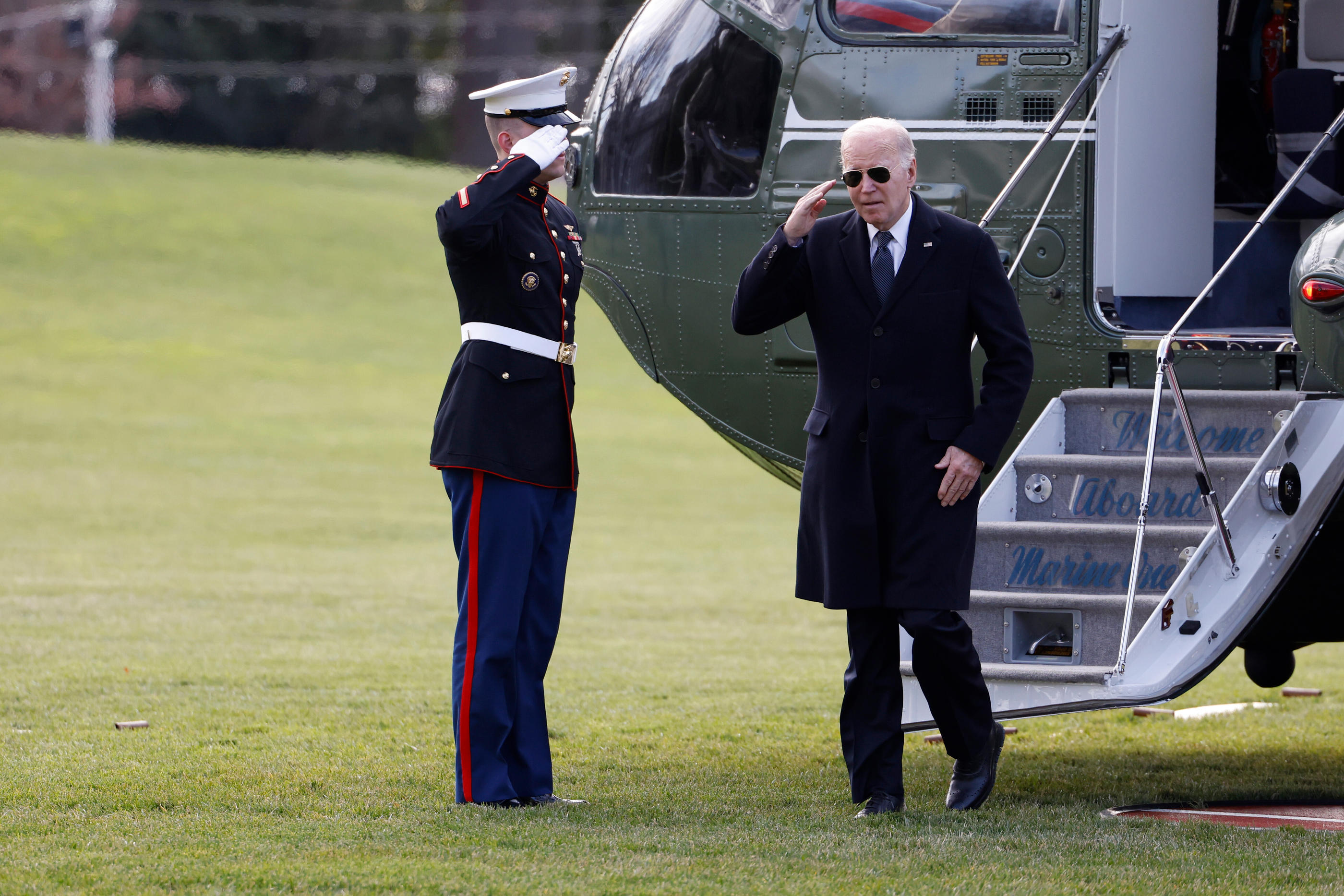 United States President Joe Biden salutes the Marine Guard as he disembarks Marine One on the South Lawn of the White House in Washington, DC, US, on Tuesday, December 19, 2023. Biden plans to nominate a slew of judge picks in red states as the administration continues to tackle vacancies in states led by Republican senators. Credit: Ting Shen / Pool via CNP - Photo by Icon sport