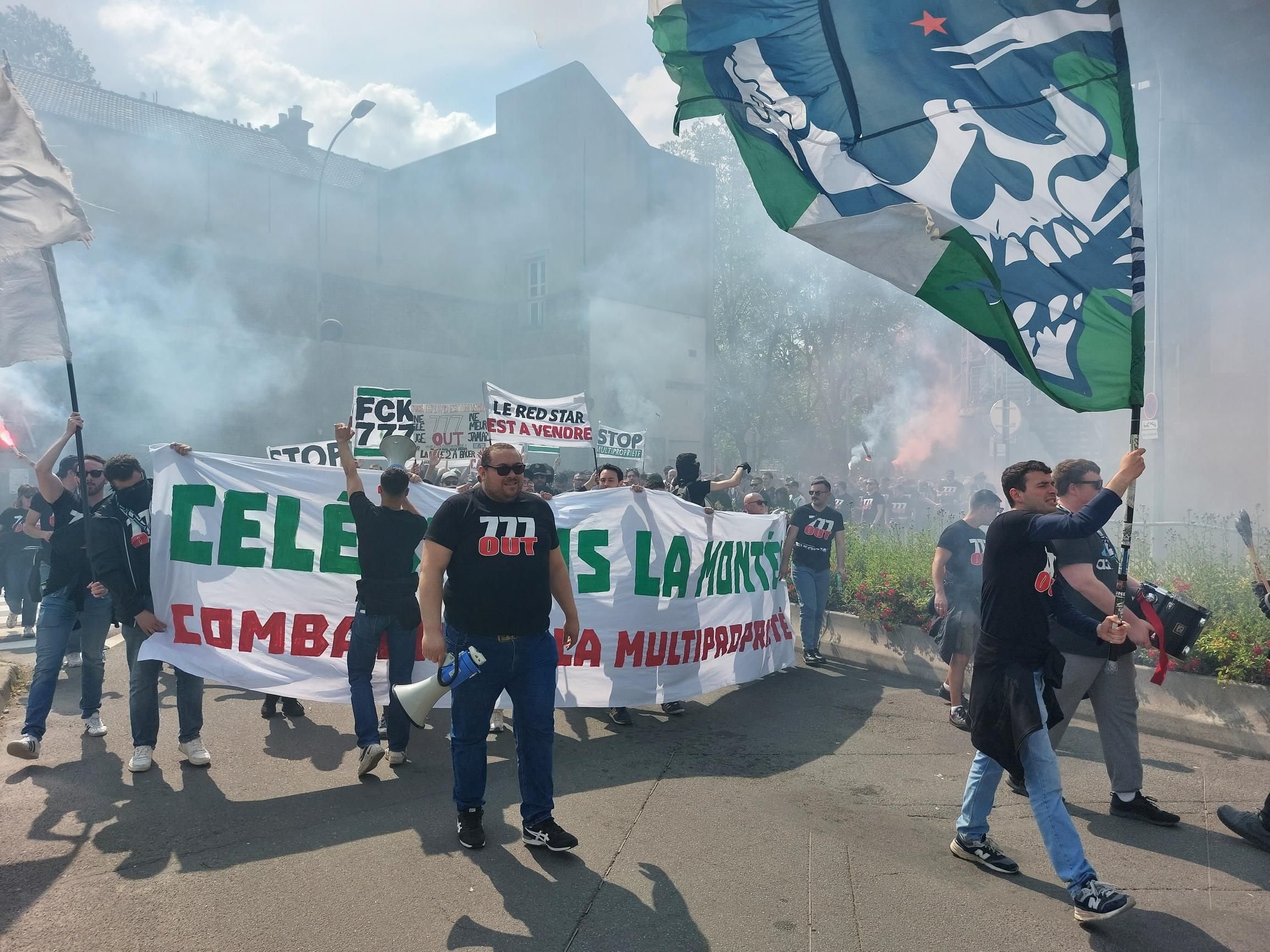 Saint-Ouen (Seine-Saint-Denis), samedi 18 mai 2024. Le cortège des supporters du Red Star manifestaient contre 777 Partners, l'actionnaire américain du club. LP/Nathalie Revenu