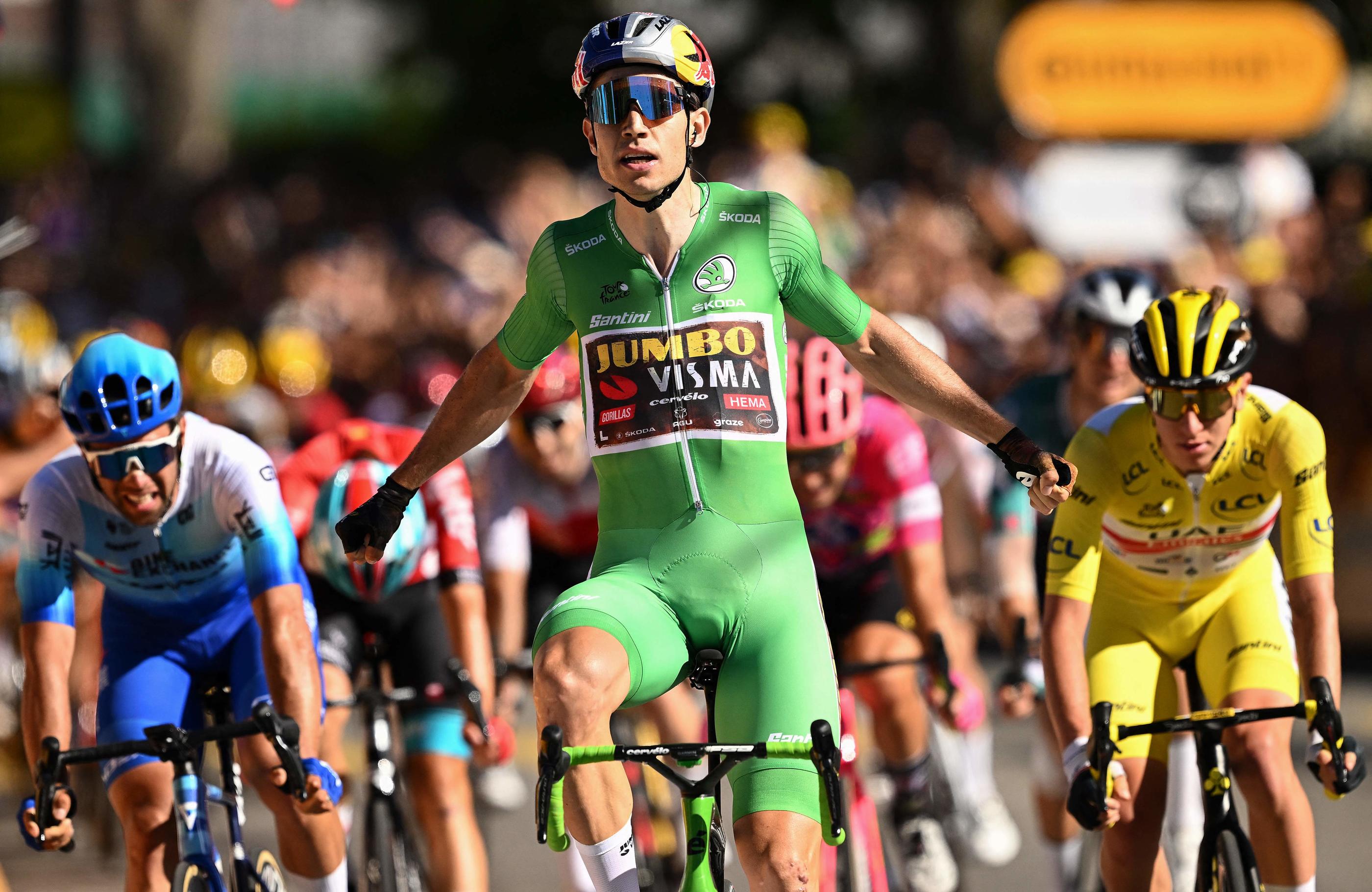 Wout Van Aaert (au centre) s'est imposé au sprint avec quelques dixièmes de seconde d'avance sur le maillot Tadej Pogacar (à droite). (Photo by Marco BERTORELLO / AFP)