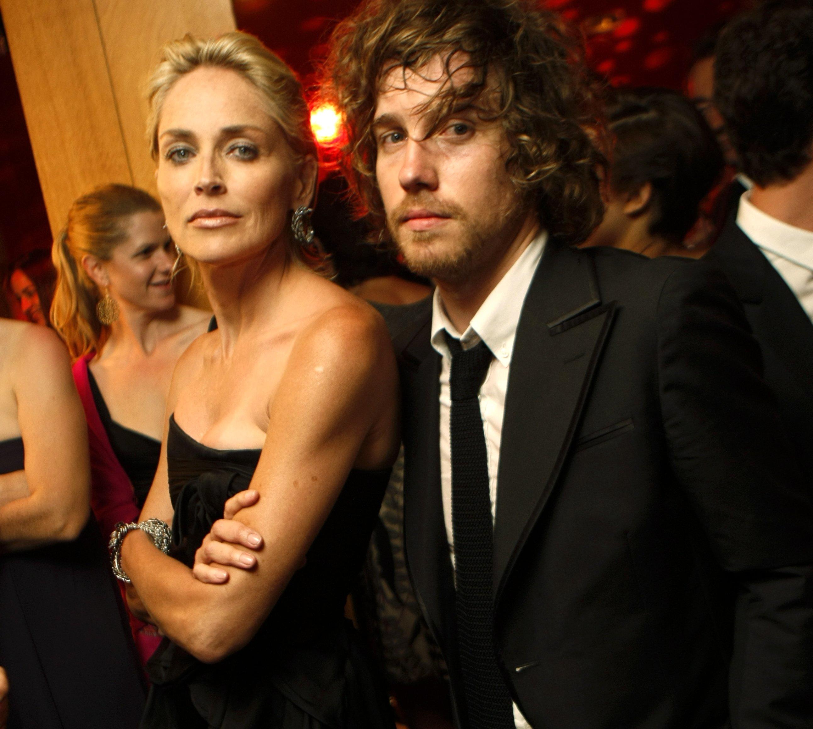 Ici en 2009, Julien Doré et Sharon Stone au 62e Festival de Cannes. Sa rencontre avec la star remonte à ses débuts, lors d’une fête en 2008 à Cannes où il était invité à se produire en piano voix. LP/Frédéric Dugit